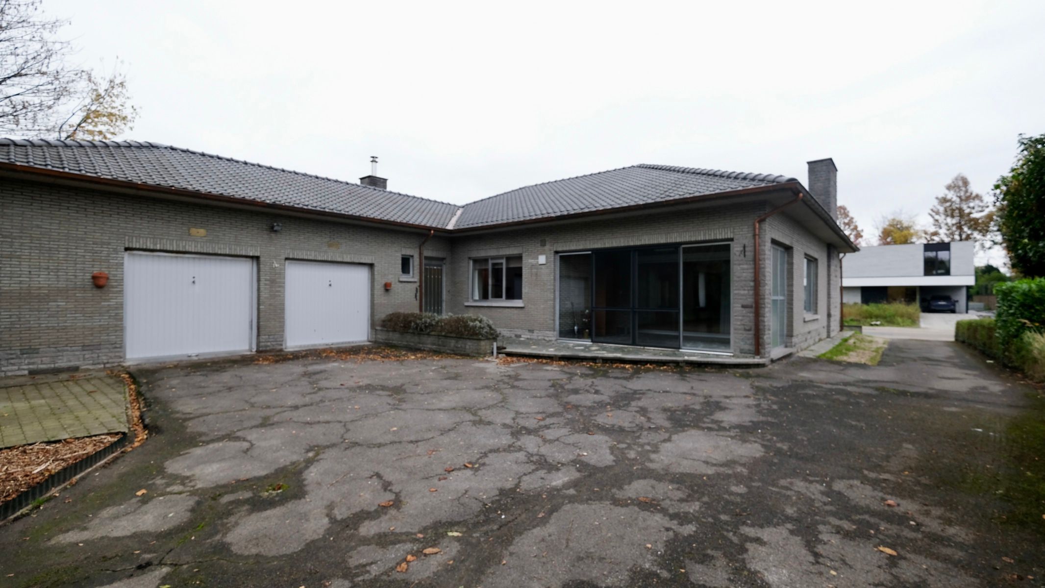 Ruime bungalow met grote tuin en garage foto 3