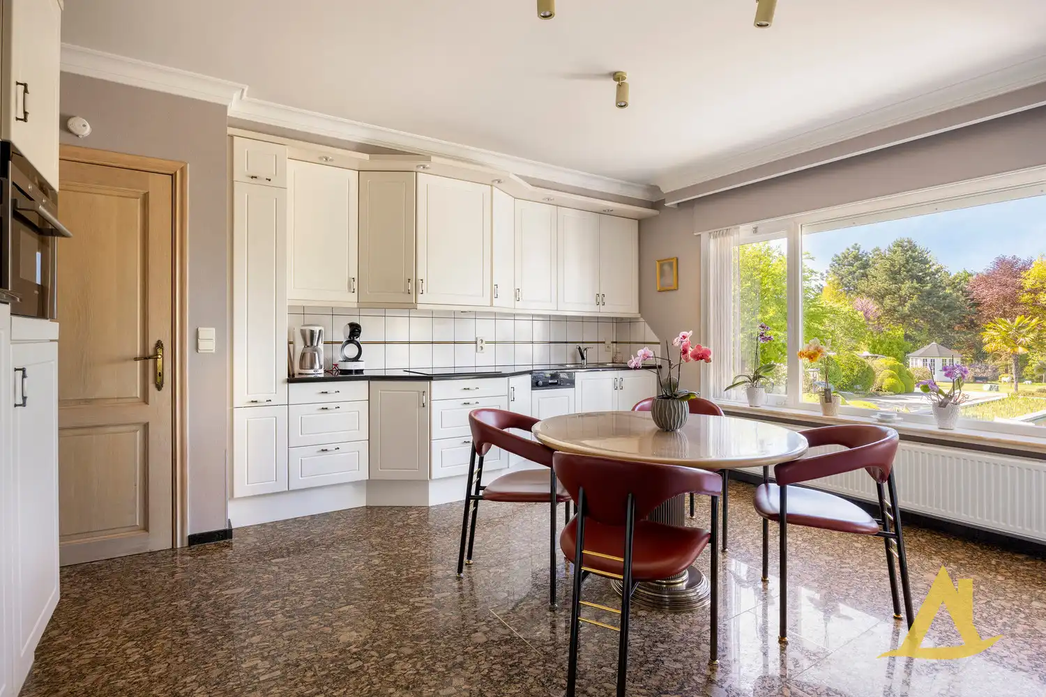 EXCLUSIEVE VILLA MET PARKTUIN EN ZWEMVIJVER OP EEN PERCEEL VAN 1HA 5A 16CA! foto 17