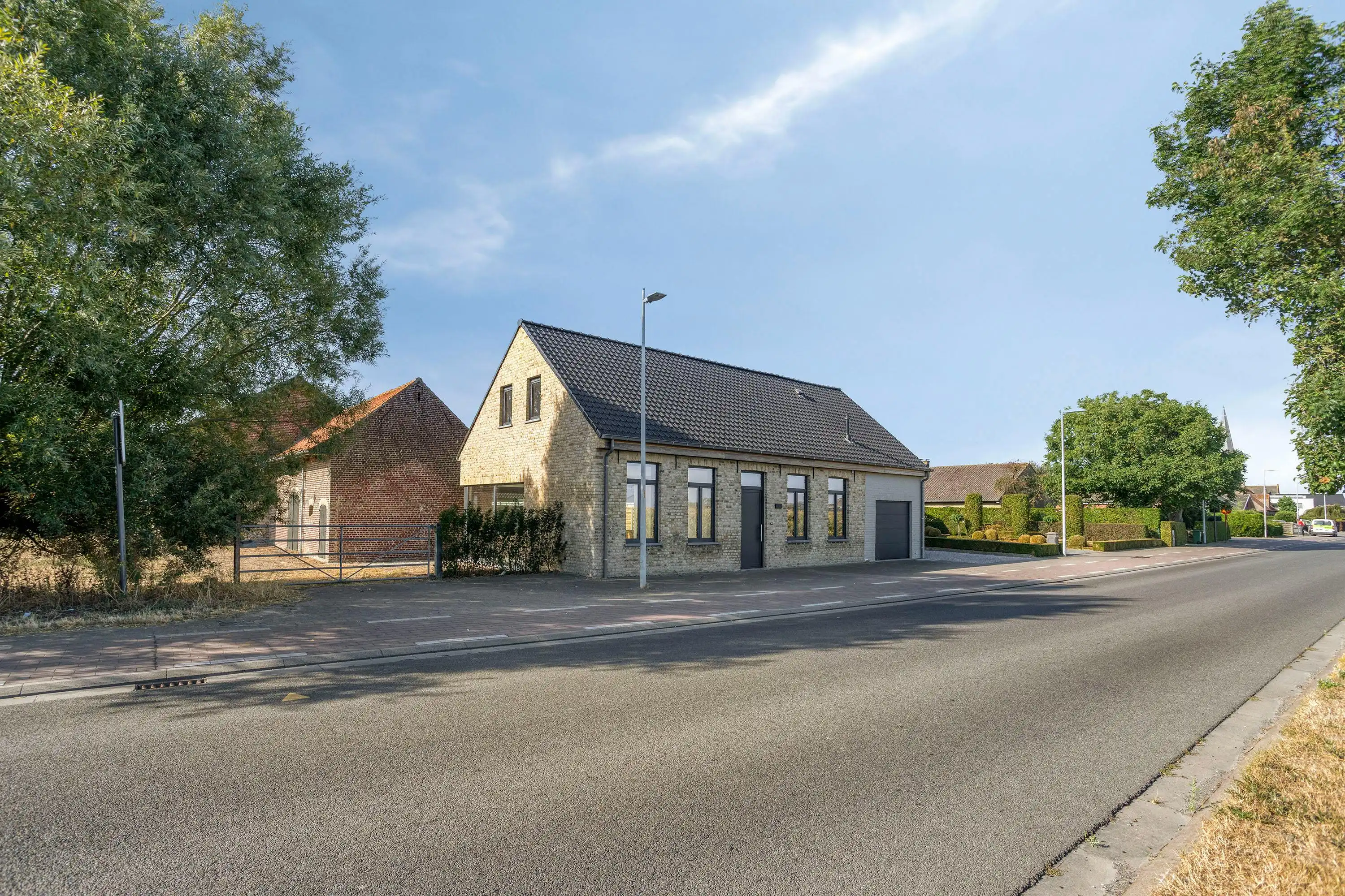 Alleenstaand huis te koop in Vleteren met weide en bijgebouw foto 2