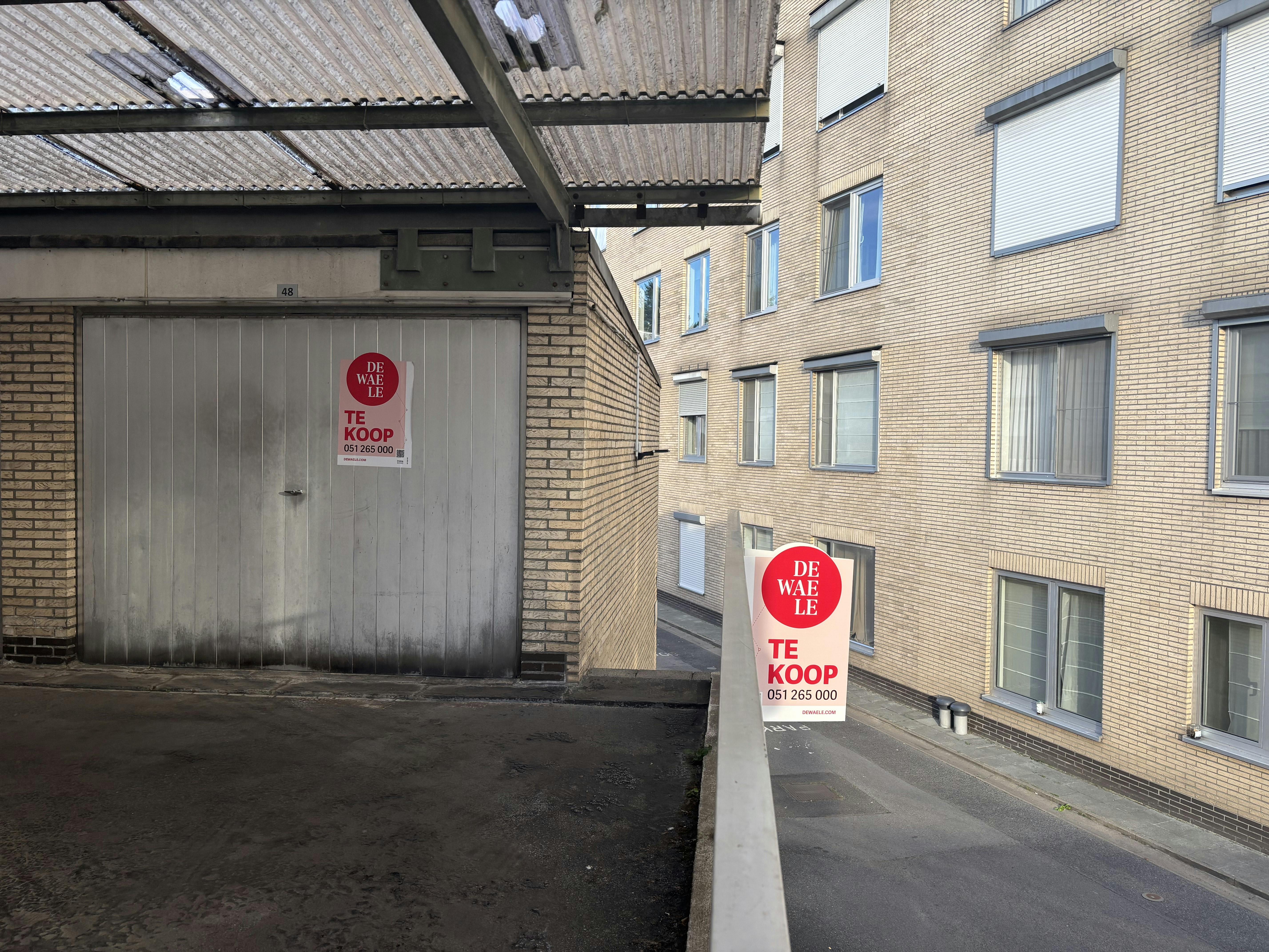Garage te koop op een centrale ligging te Roeselare! foto {{pictureIndex}}