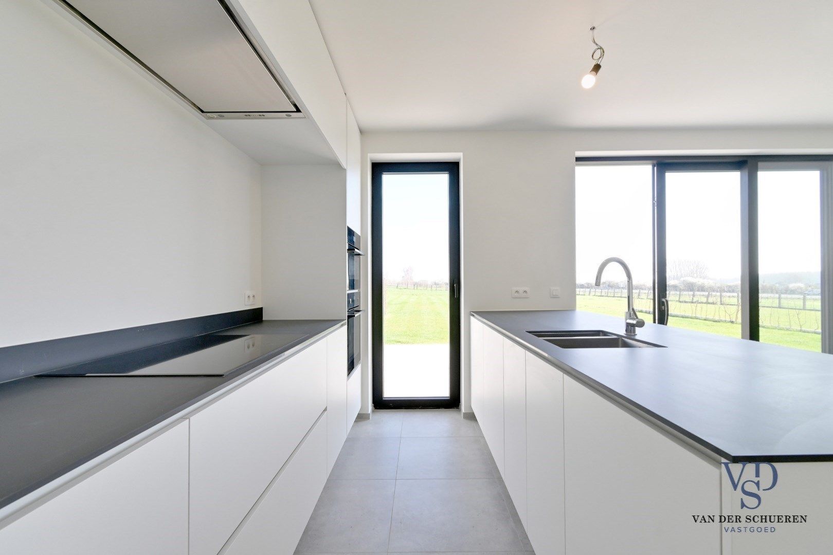 Half Open Bebouwing met buitenberging en carport foto 12