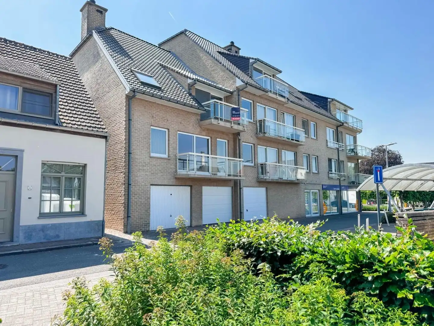 Instapklaar appartement met garagebox aan de markt van Olsene foto {{pictureIndex}}