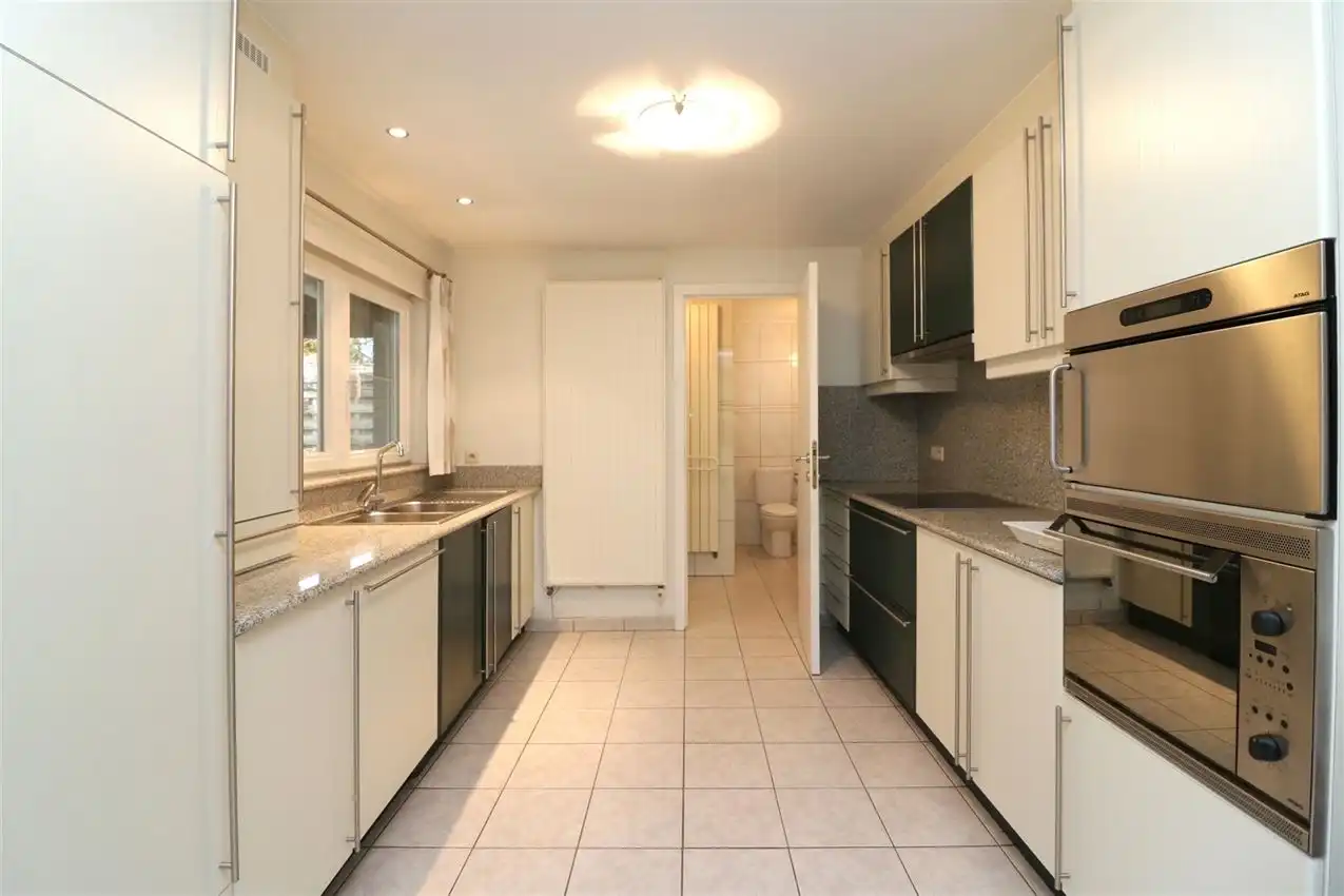 label c, nabij station, garage voor vijf wagens foto 14