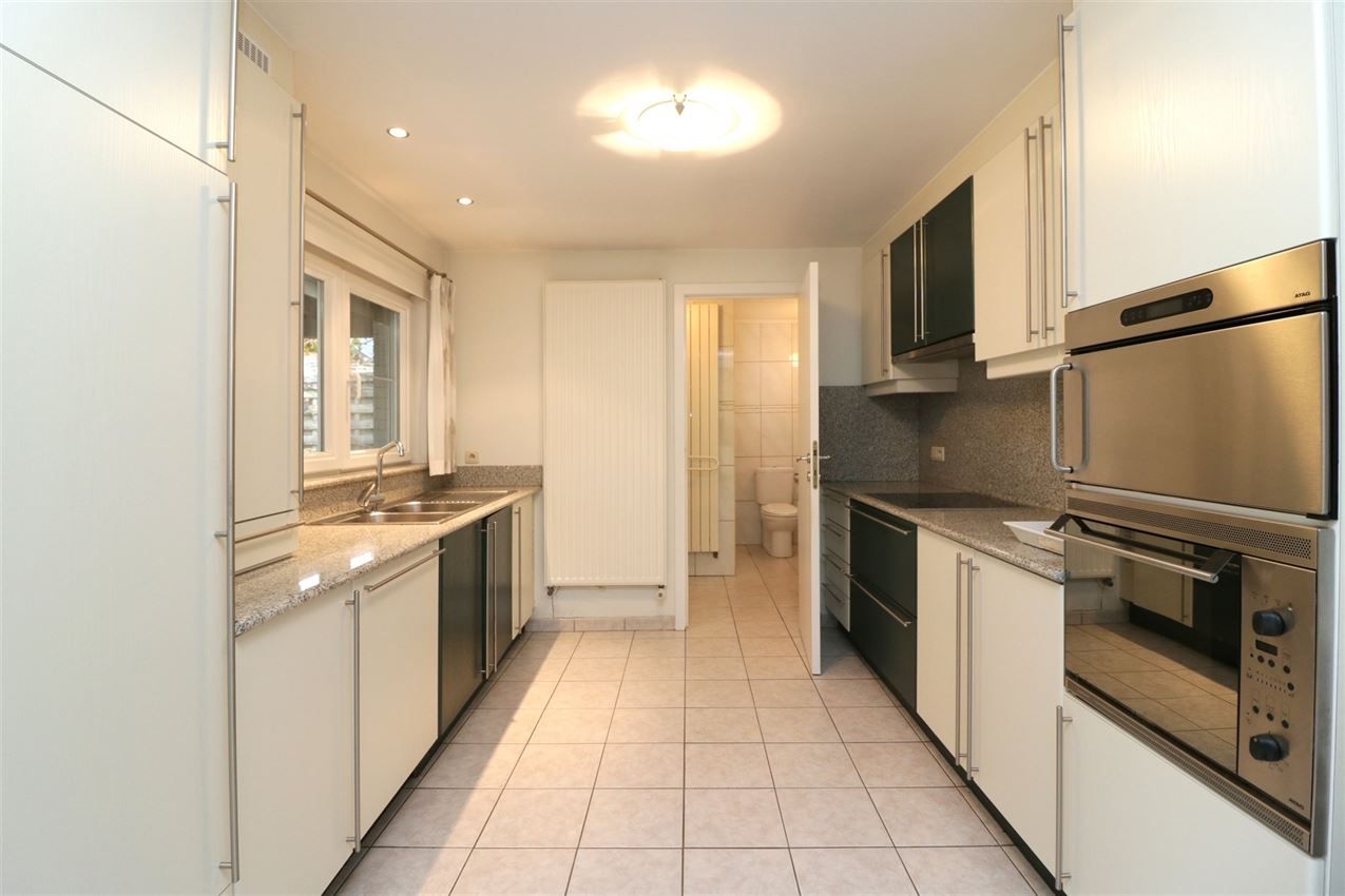 label c, nabij station, garage voor vijf wagens foto 14