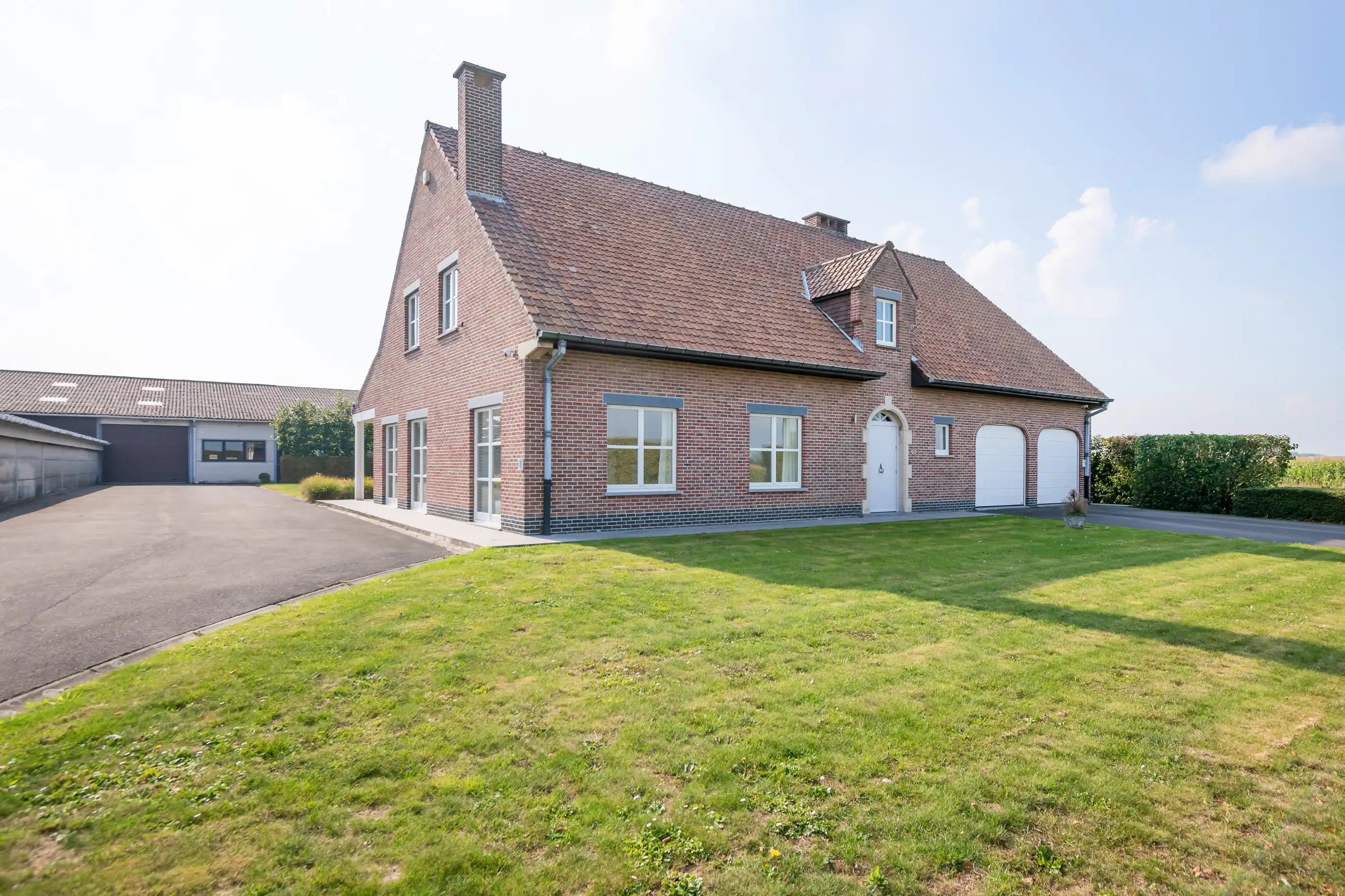Tijdloze landbouwwoning met drie loodsen foto 2