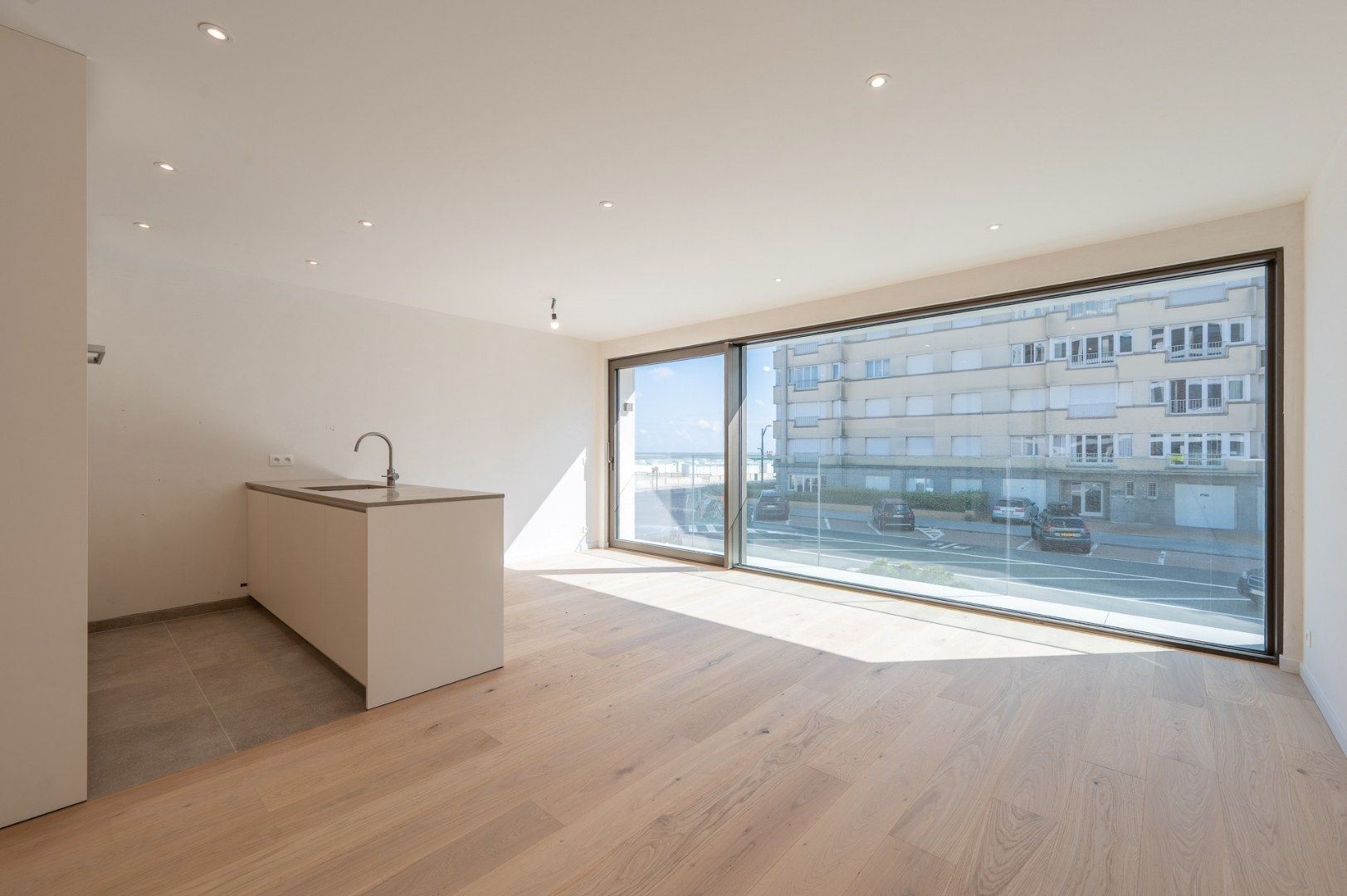 Nieuw appartement met zijdelings zeezicht gelegen in een toonaangevend project.  foto 4