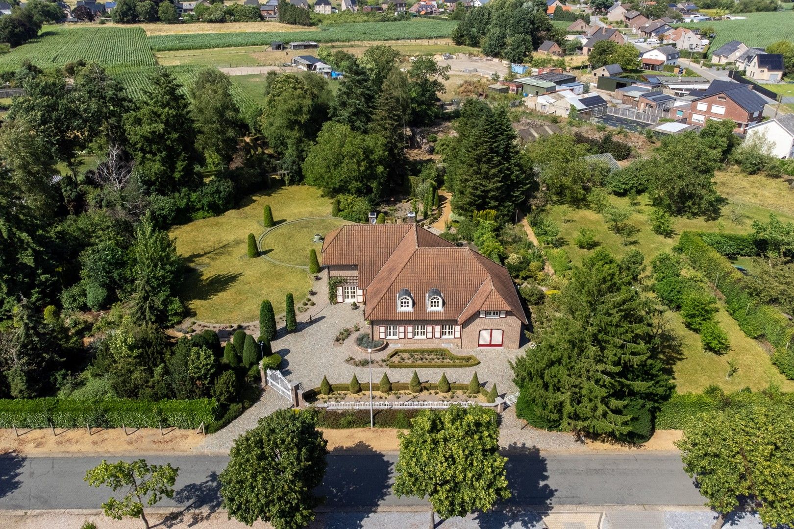 Riante karaktervolle villa met parktuin op ruim 1 hectare foto {{pictureIndex}}