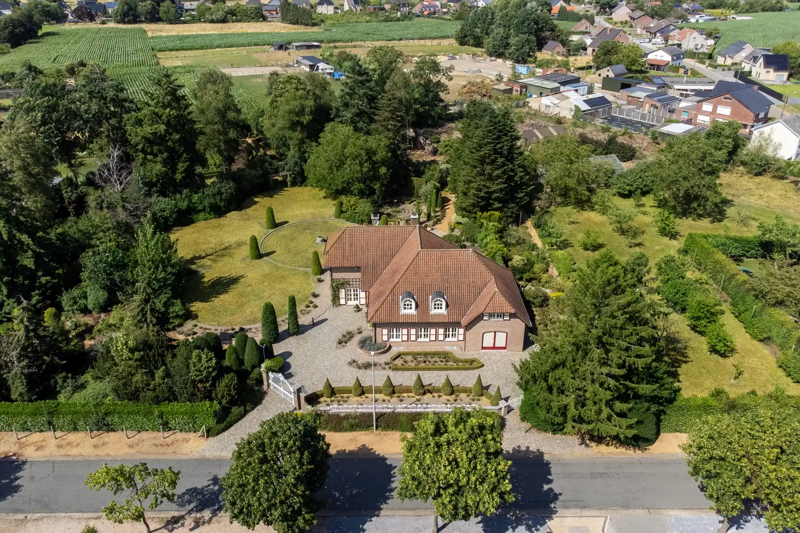 Riante karaktervolle villa met parktuin op ruim 1 hectare foto {{pictureIndex}}