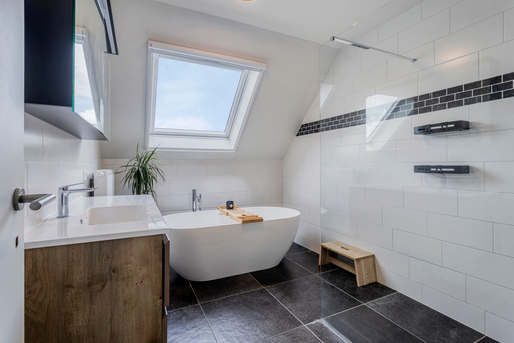 Charmante woning in Pastoriestijl met zonnepanelen! foto 12