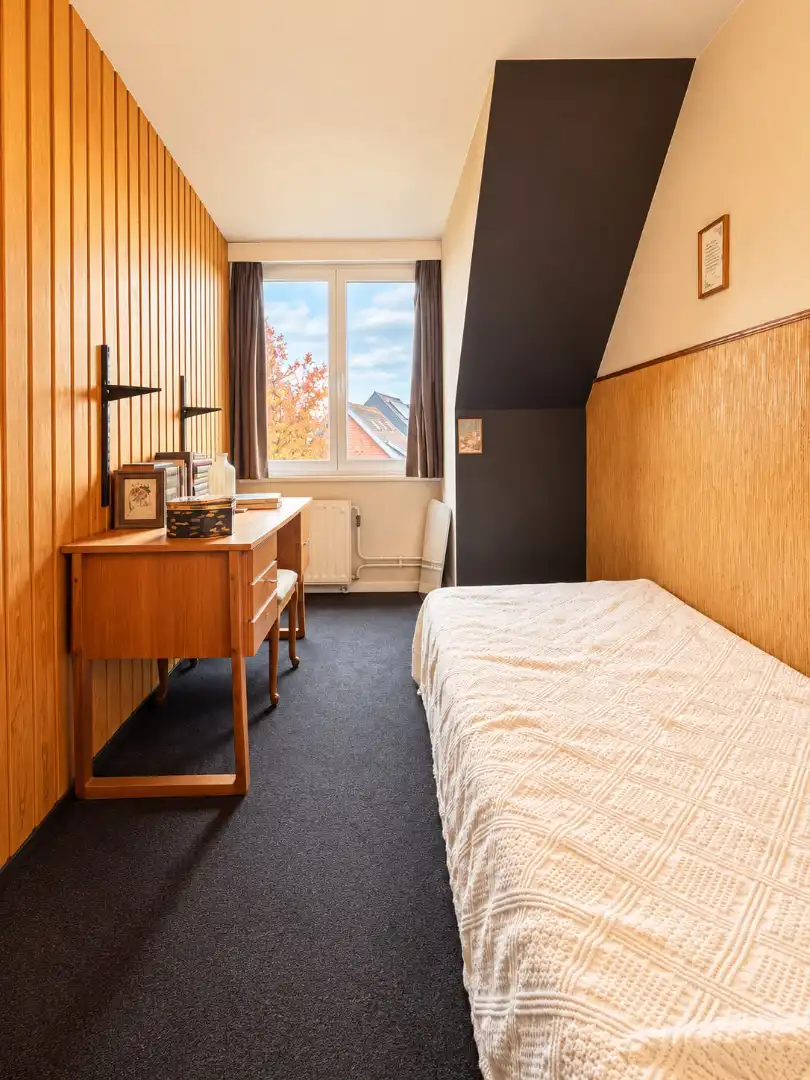 Ruime woning met vijf slaapkamers, grote garage en onderhoudsvriendelijke tuin foto 21