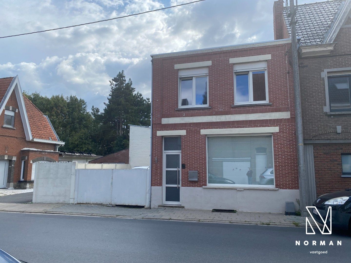 Hoofdfoto van de publicatie: Halfopen woning met 3 slaapkamers, bijgebouw/atelier en grote voorkamer voor eventuele handelszaak