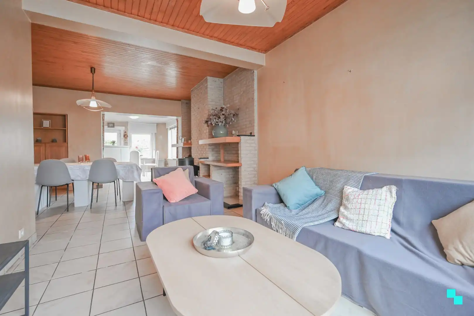 Halfopen bebouwing met garage nabij centrum Izegem foto 2