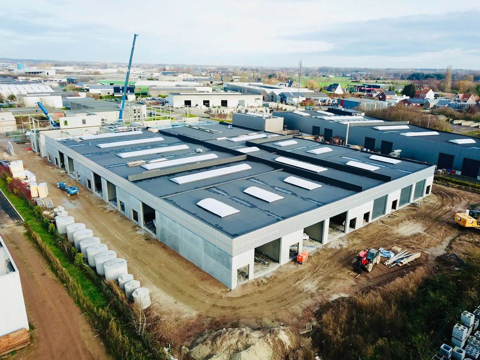 Laatste KMO-units te koop: "NB MAGAZIJN (335 m²)" inclusief 2 private PARKEERPLAATSEN op industriezone "De Schatting" te Zedelgem foto {{pictureIndex}}