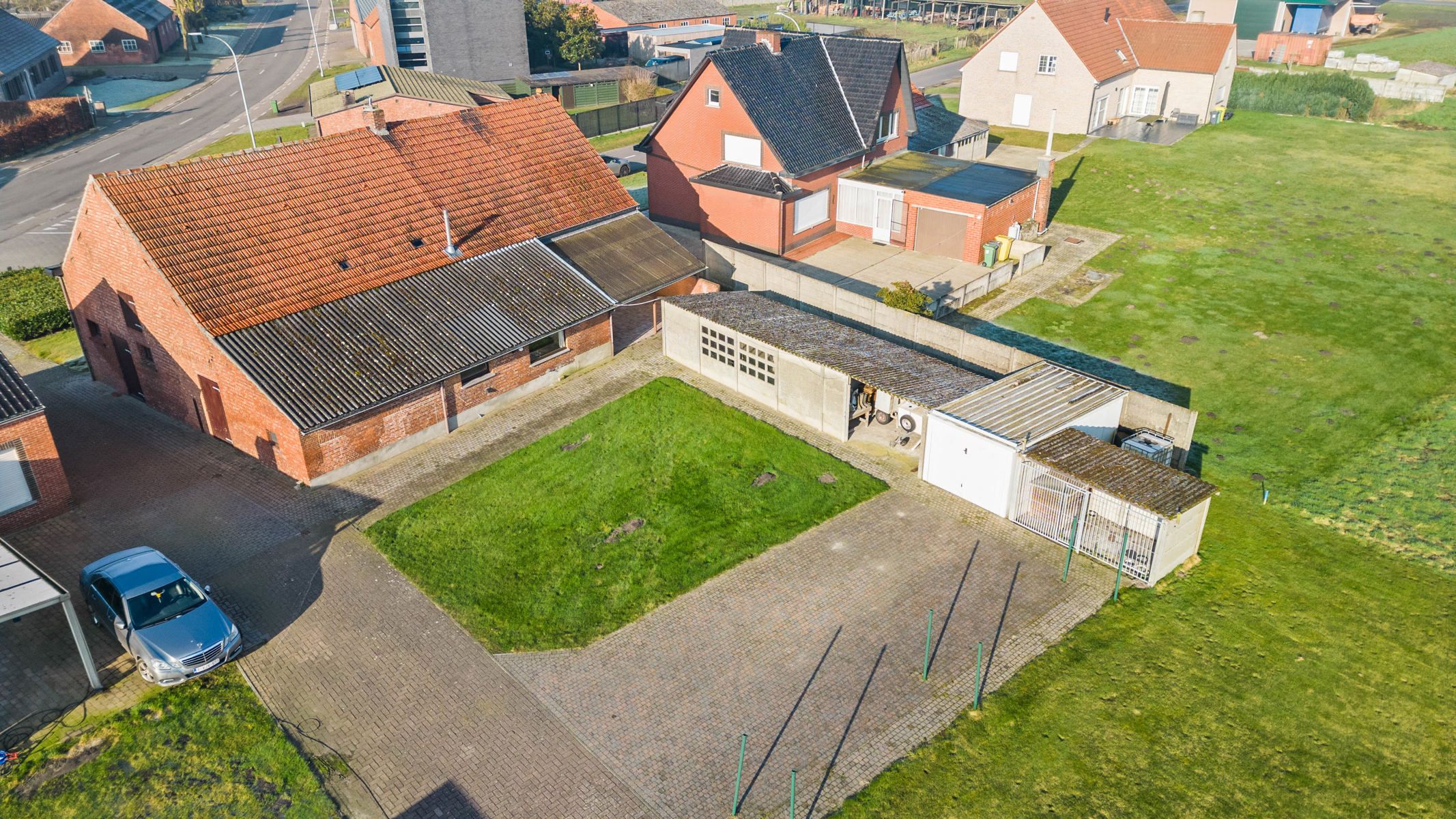 Hoofdfoto van de publicatie: Te renoveren woning met vrij zicht over weilanden