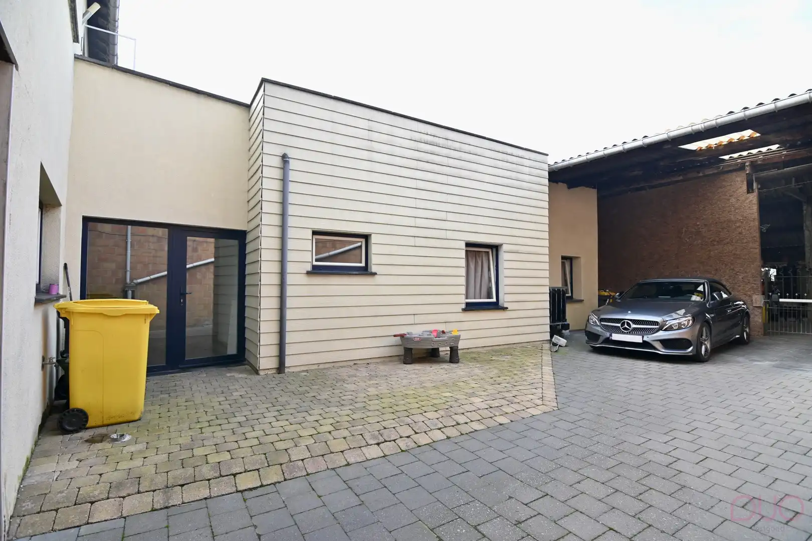 Opbrengsteigendom bestaande uit twee ruime appartement en autostaanplaats foto 5