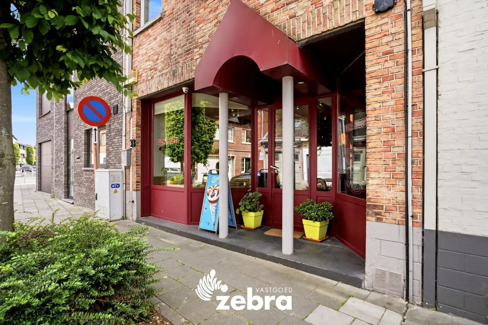 Gesloten bebouwing met 4 slaapkamers, ruime garage en handelsruimte in Sint-Kruis foto 2