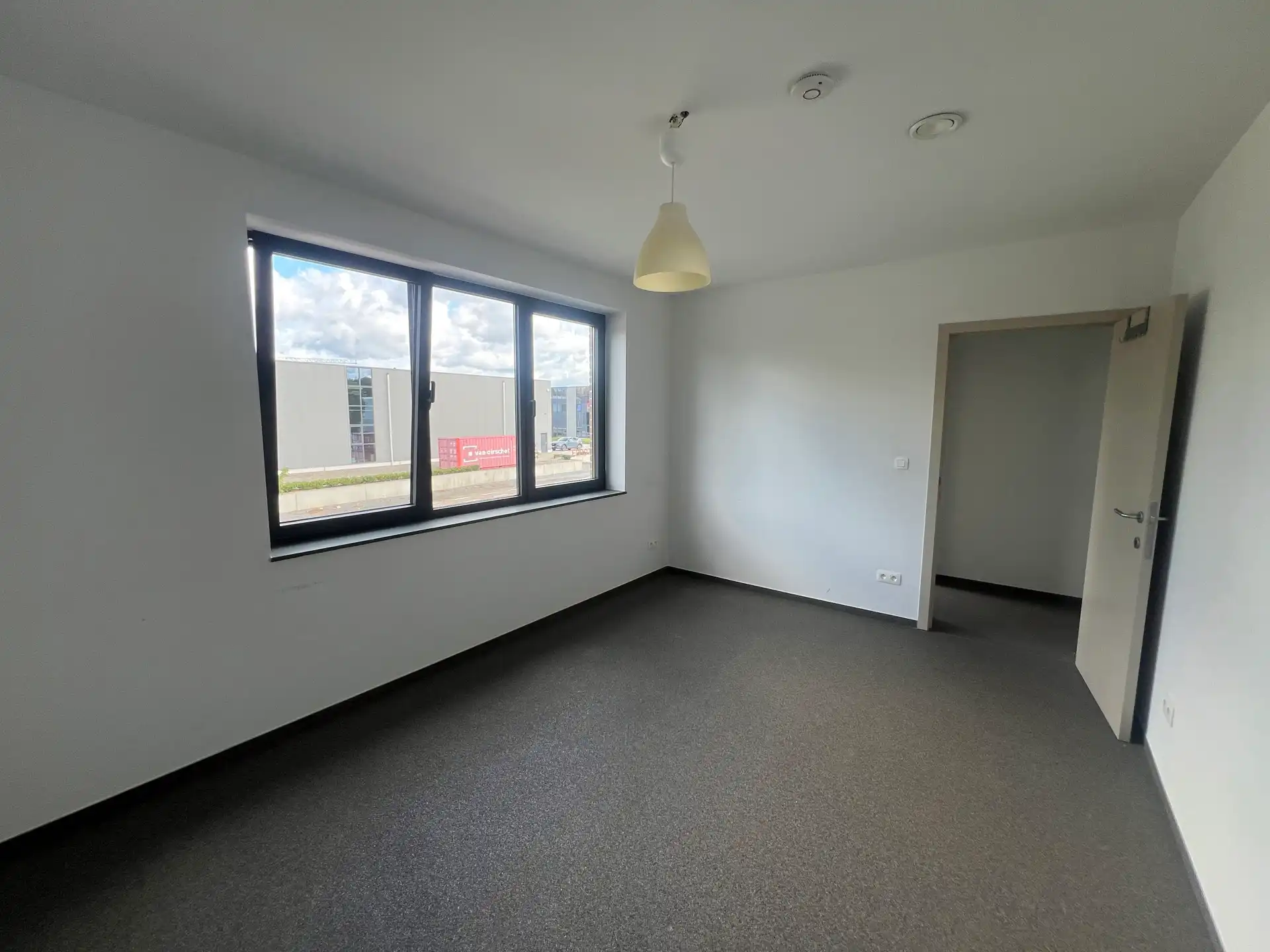 Bedrijfsgebouw met kantoren en woning in Houthalen foto 16