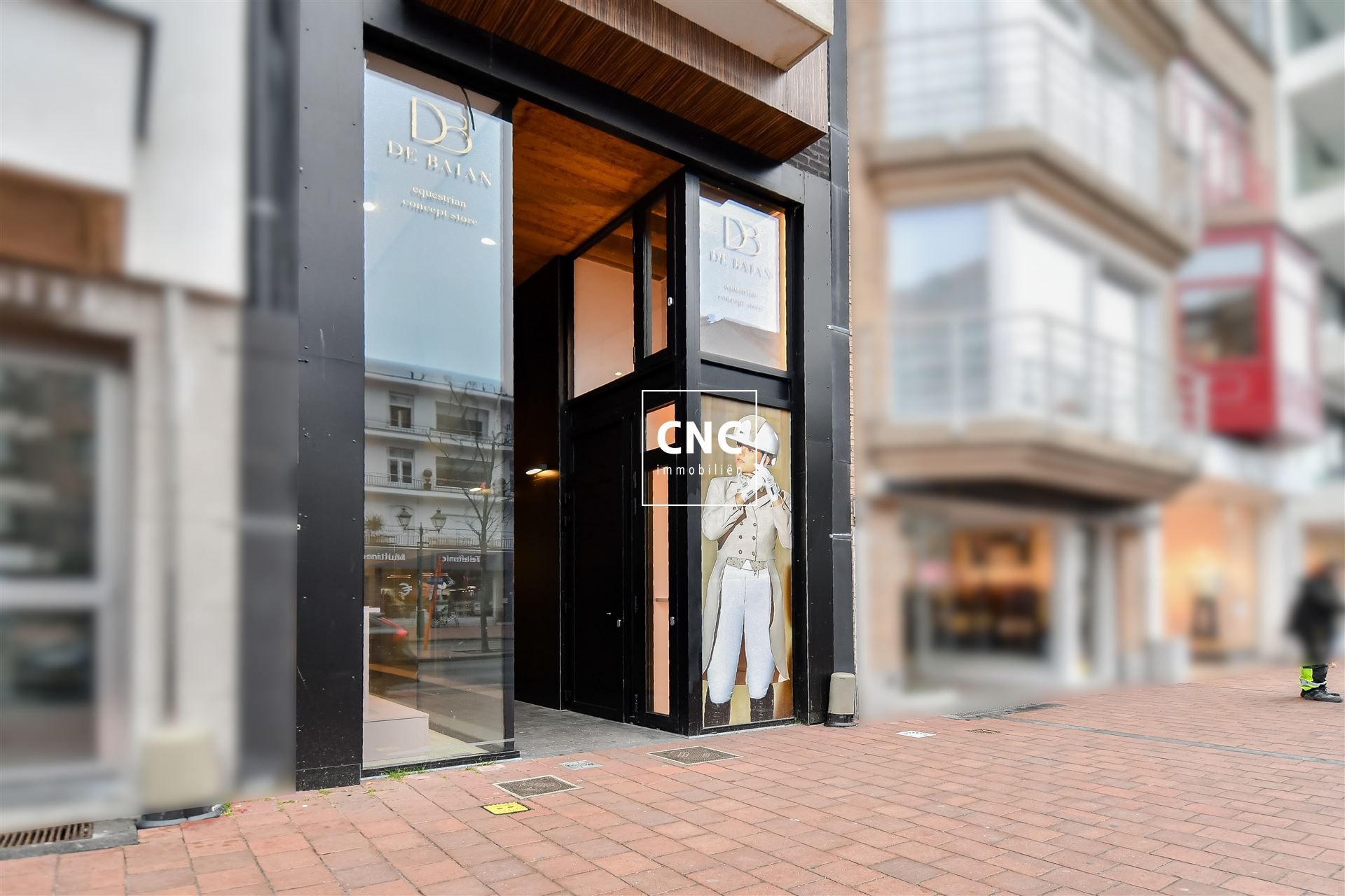 Recent lichtrijk handelspand in het commerciële centrum van Knokke foto {{pictureIndex}}