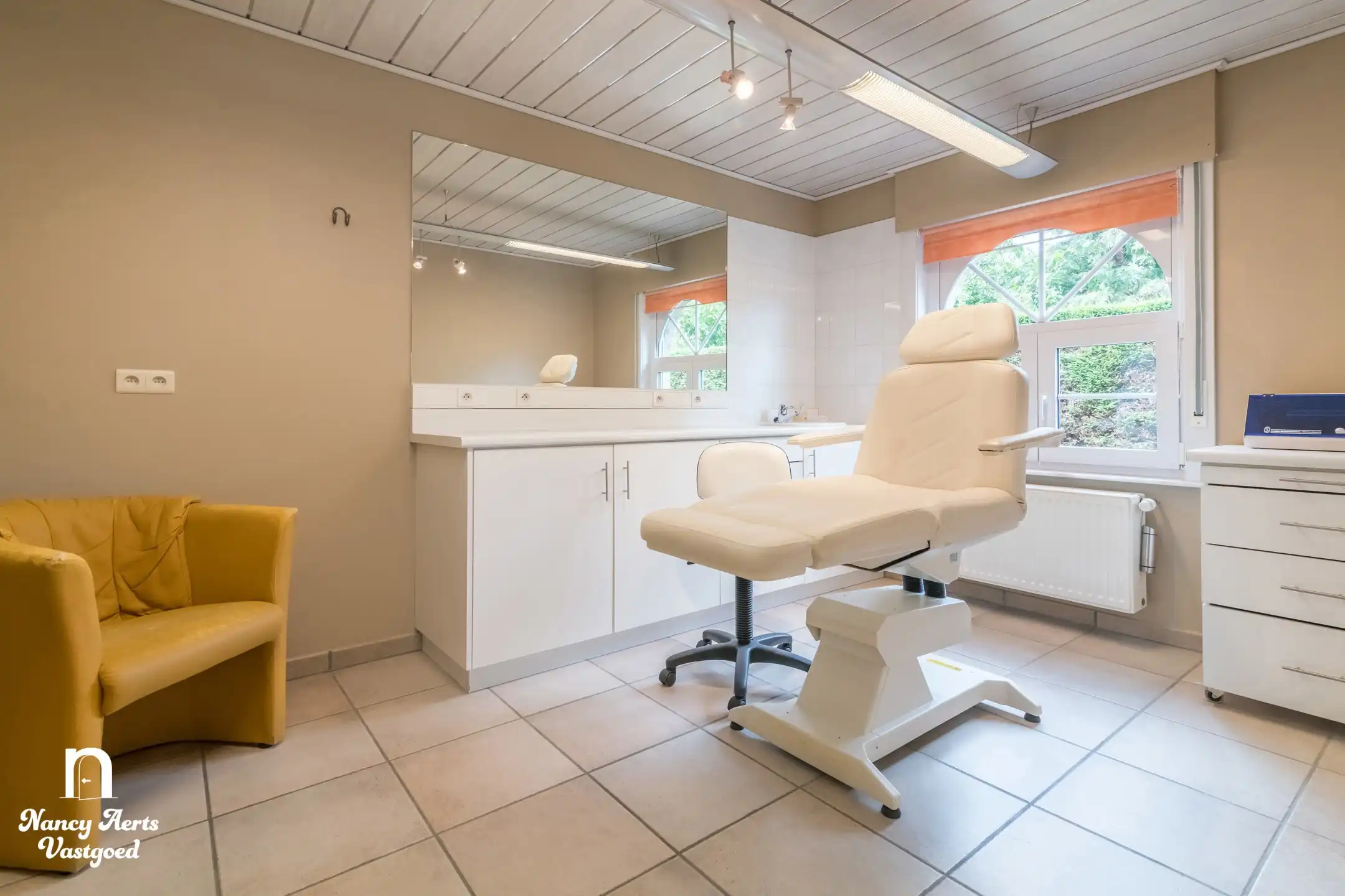 Ruime villa met praktijkruimte, kelder en zonnige tuin foto 21