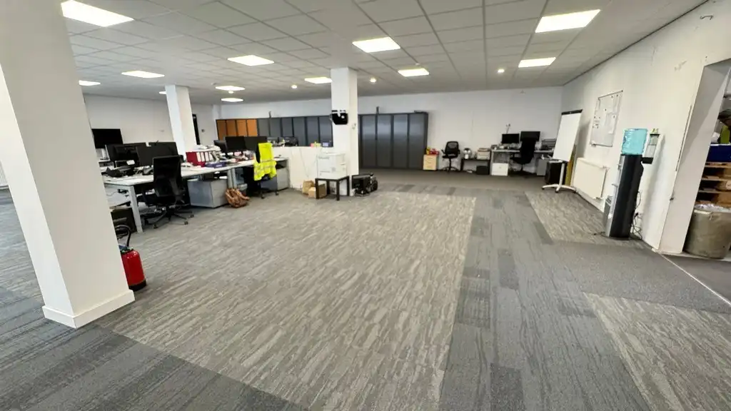 Magazijn met laadkades en kantoor te huur in Malle foto 6