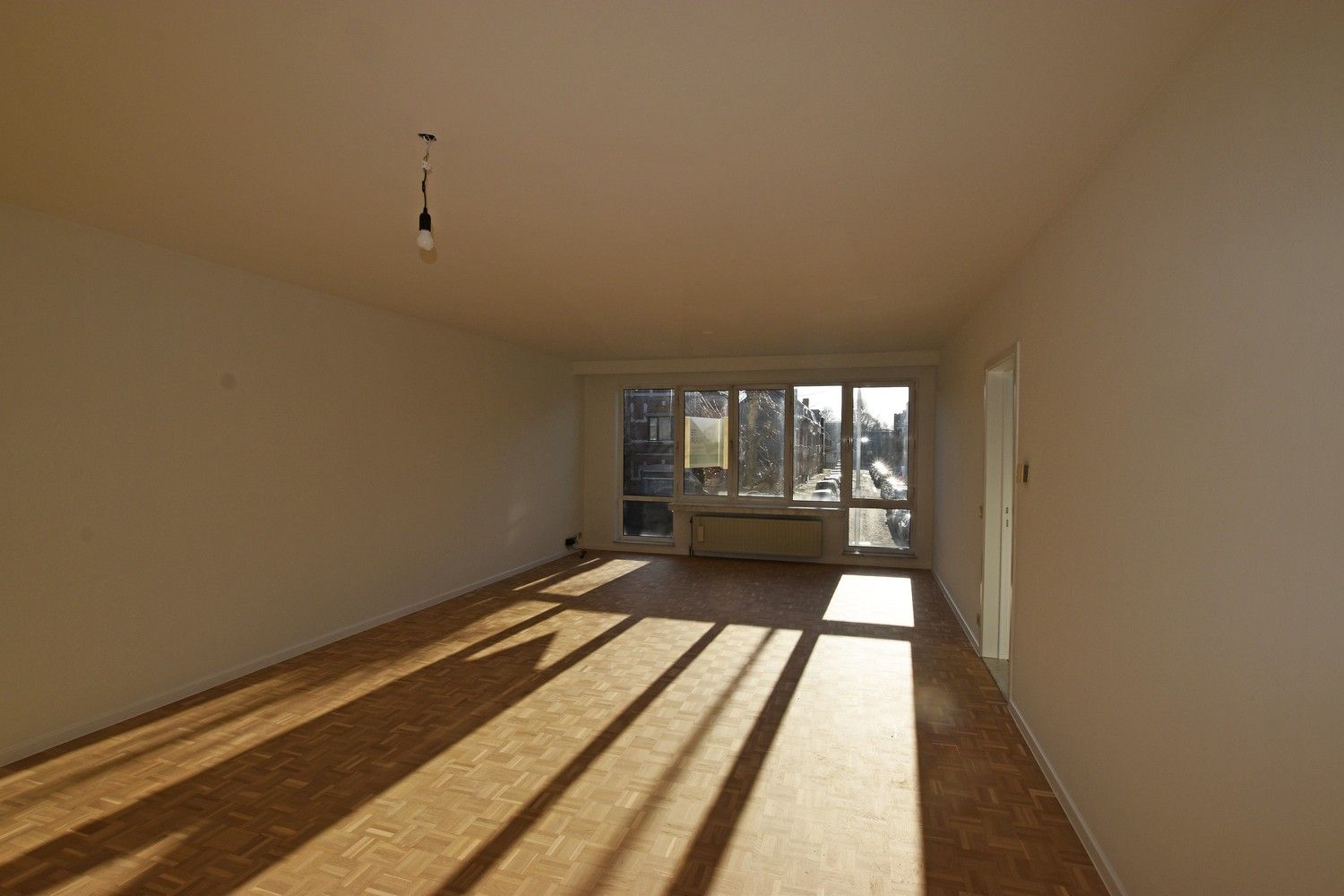Verzorgd 2-slpk appartement met grote tuin te Borsbeek. foto {{pictureIndex}}