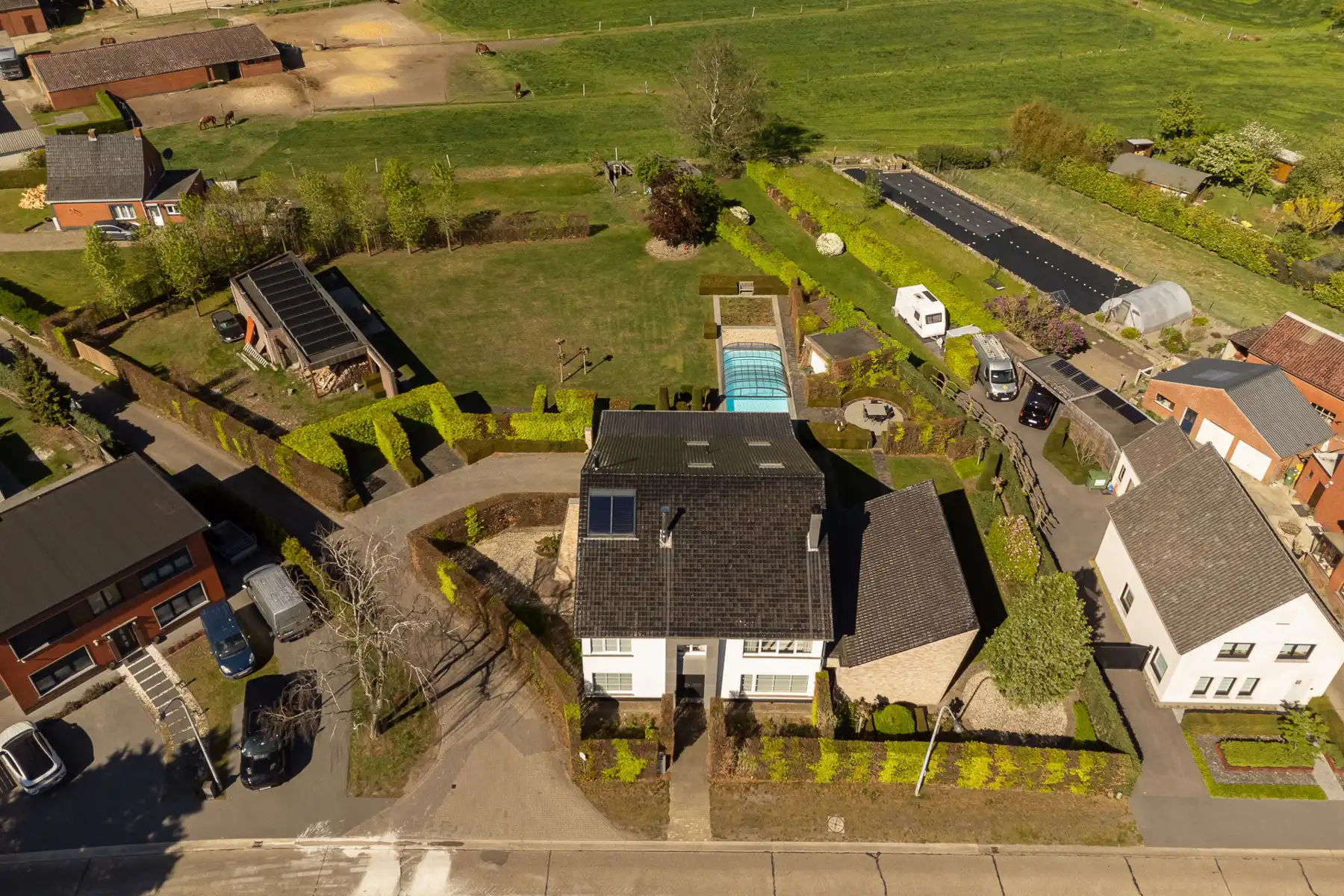 Riante, vrijstaande villa met 4 slaapkamers, zwembad en bijgebouw op een perceel van 2.680m². foto {{pictureIndex}}