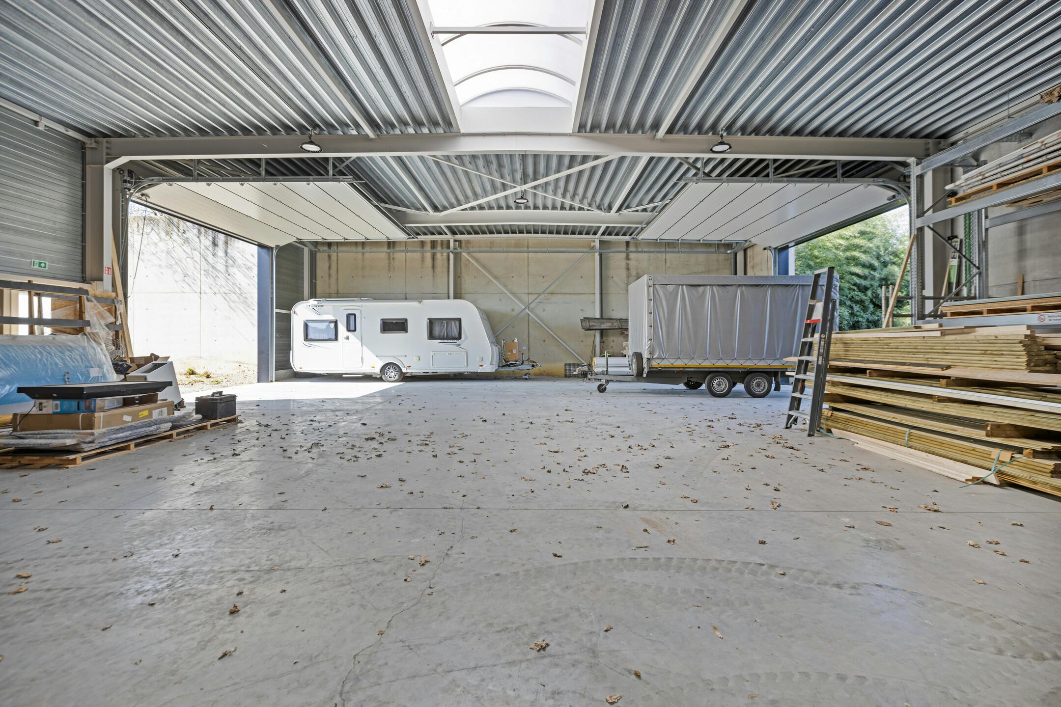 Industriegebouw met conciërge-appartement op 34a 60ca in Maaseik te koop foto 4