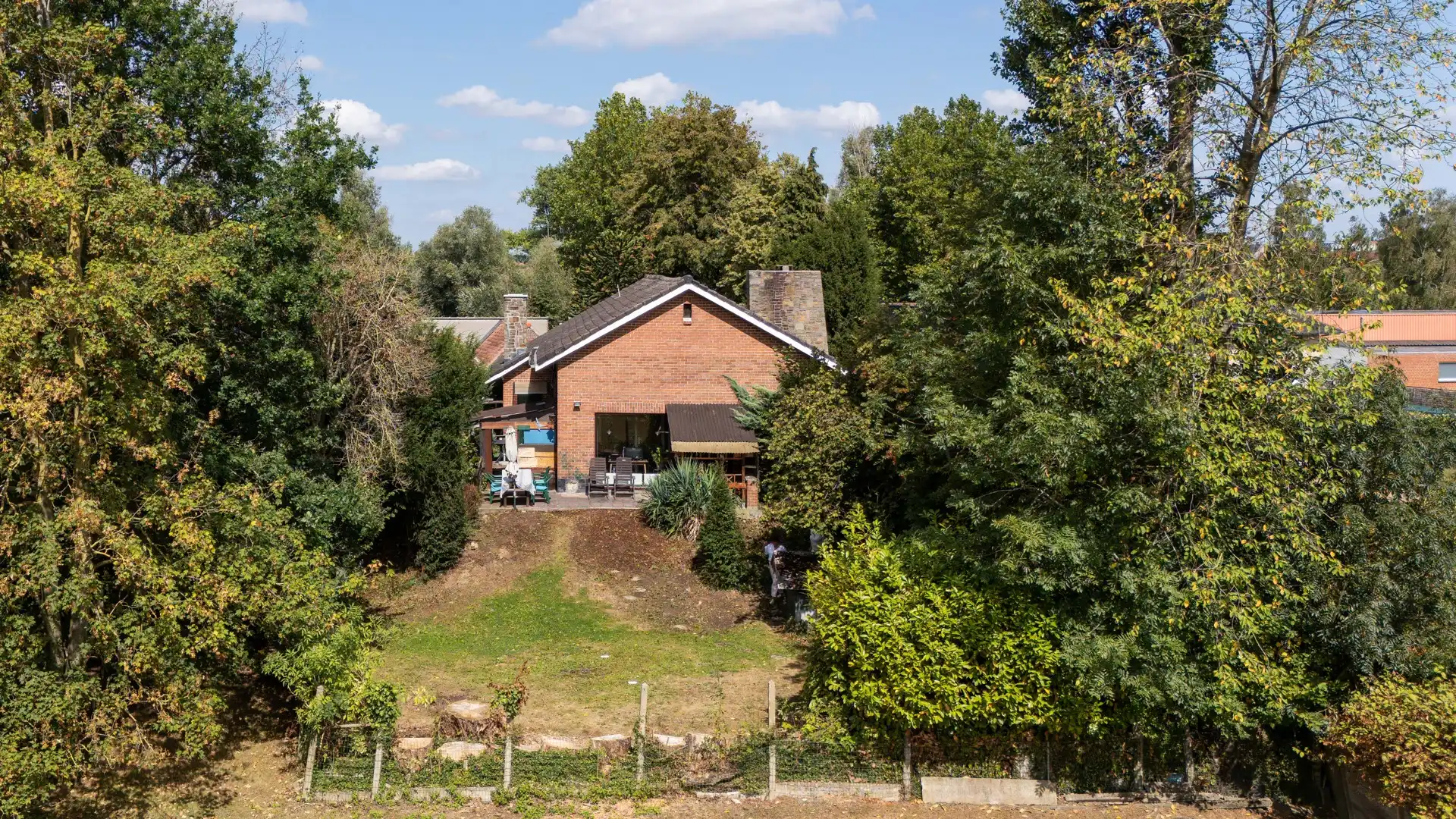 Charmante, op te knappen, statige villa met 3 slaapkamers en garage op een ruim perceel gelegen in het groen TE KOOP in Wielsbeke. foto 32