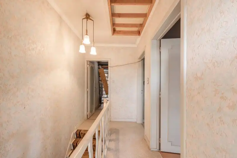 🏡 Te renoveren HALFOPEN woning met 3 slaapkamers, grote garage met uitweg achteraan TE KOOP in het hartje van Sint-Baafs-Vijve! foto 12