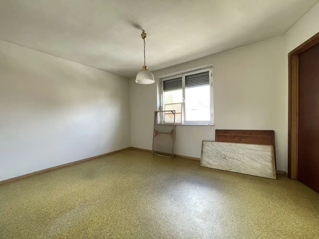 Tweewoonst met mooie tuin en vrijstaande garage foto 11