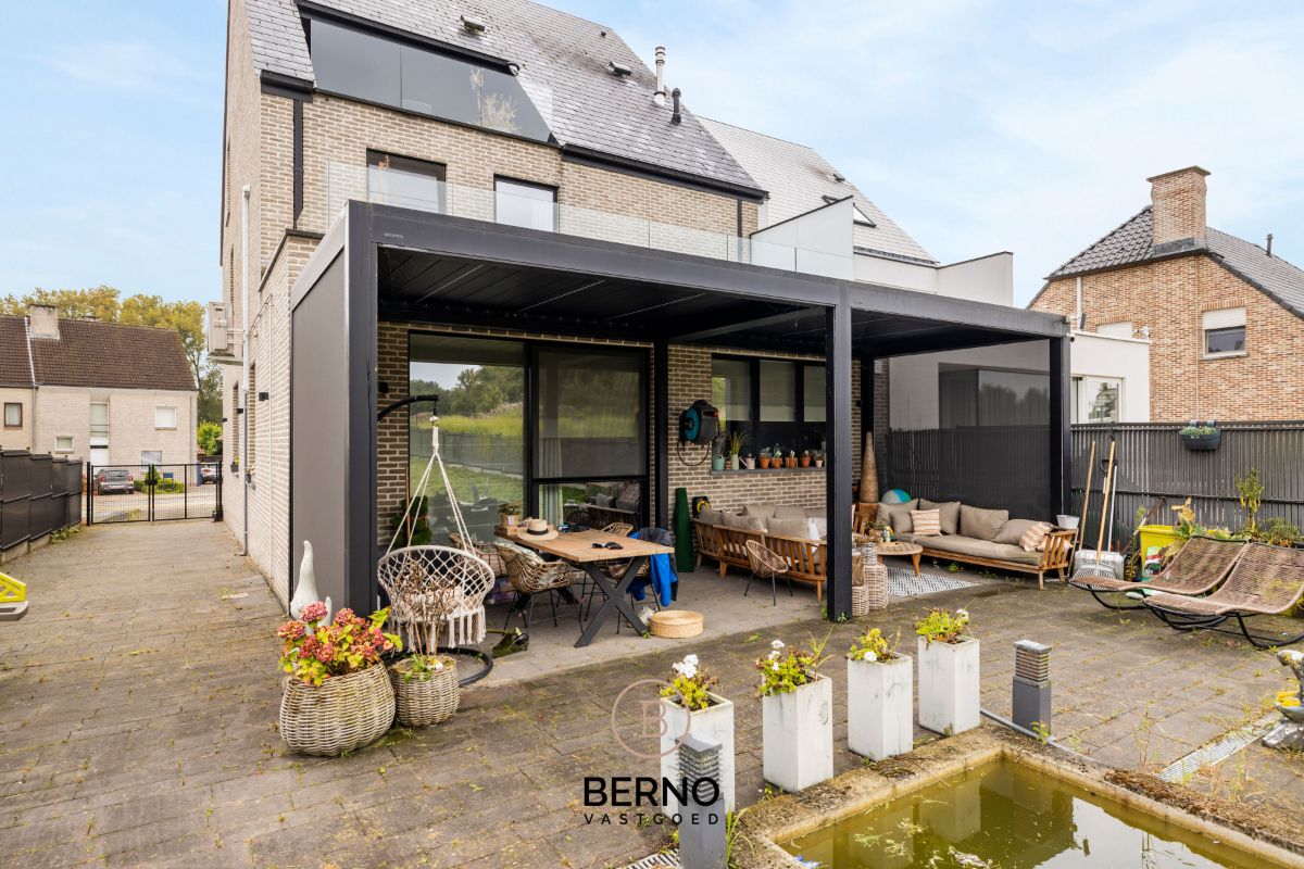 Ruime, recent gebouwde woning met uitgestrekte tuin. foto 23