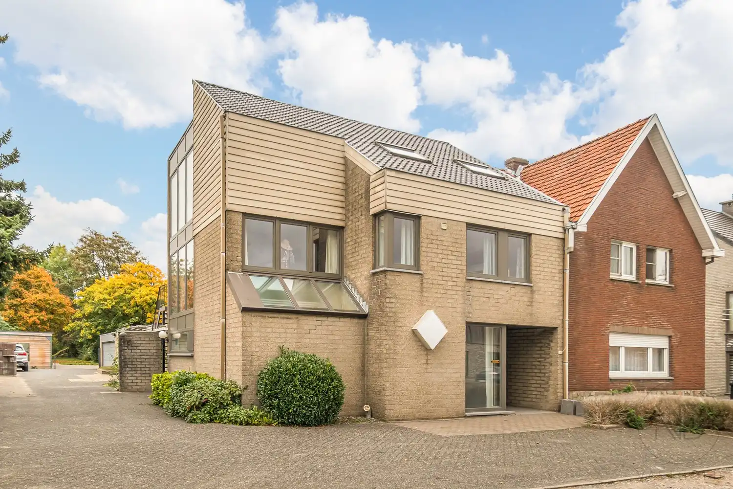 Pand met vergunde praktijkruimte, woonst, garage en carport in Opglabbeek foto 2