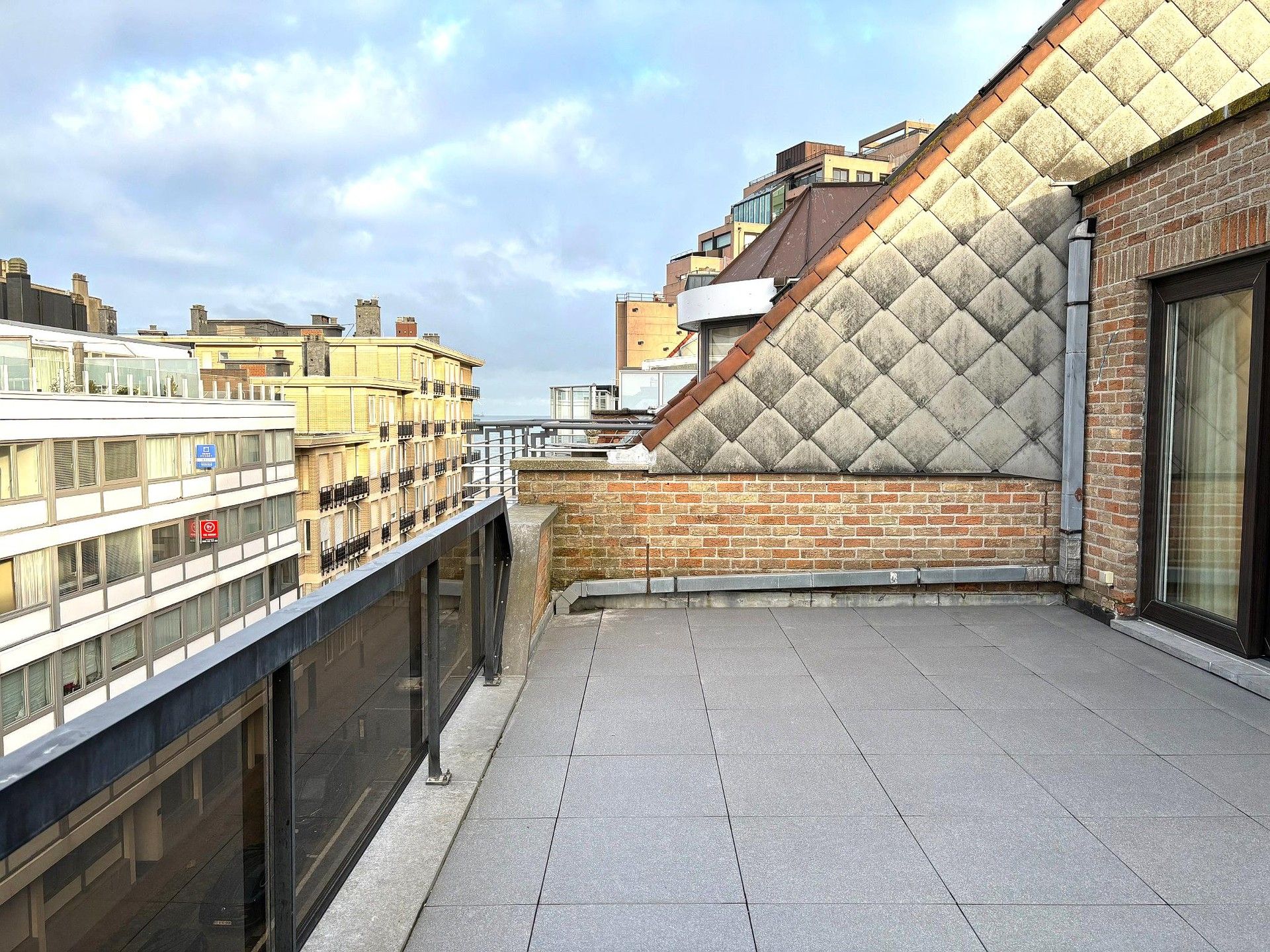 Gerenoveerd appartement vlakbij de zeedijk met prachtige terrassen foto 2