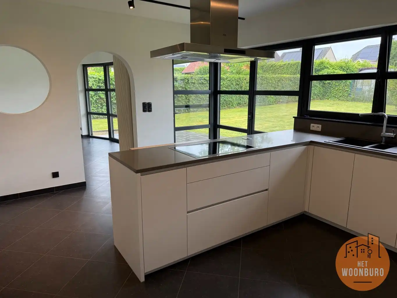 Woning halfopen bebouwing met garage, ruime kelder en tuin foto 7