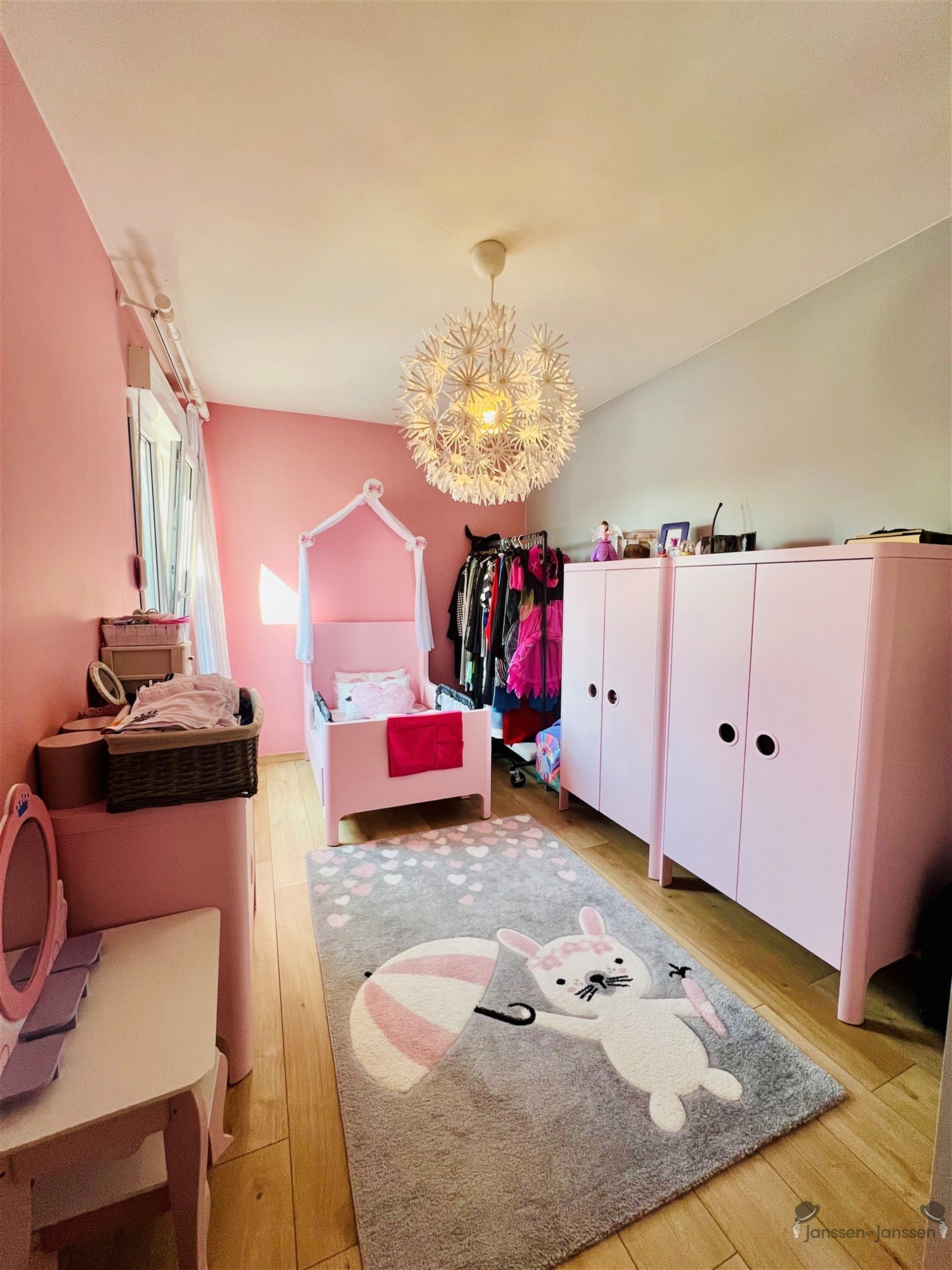 Gerenoveerde rijwoning met 3 slaapkamers & tuin foto 16