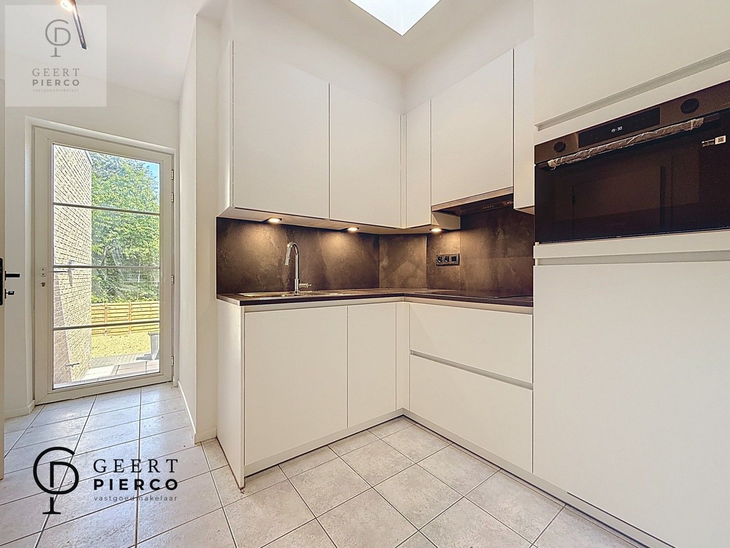 Knap gerenoveerd appartementsgebouw foto 9