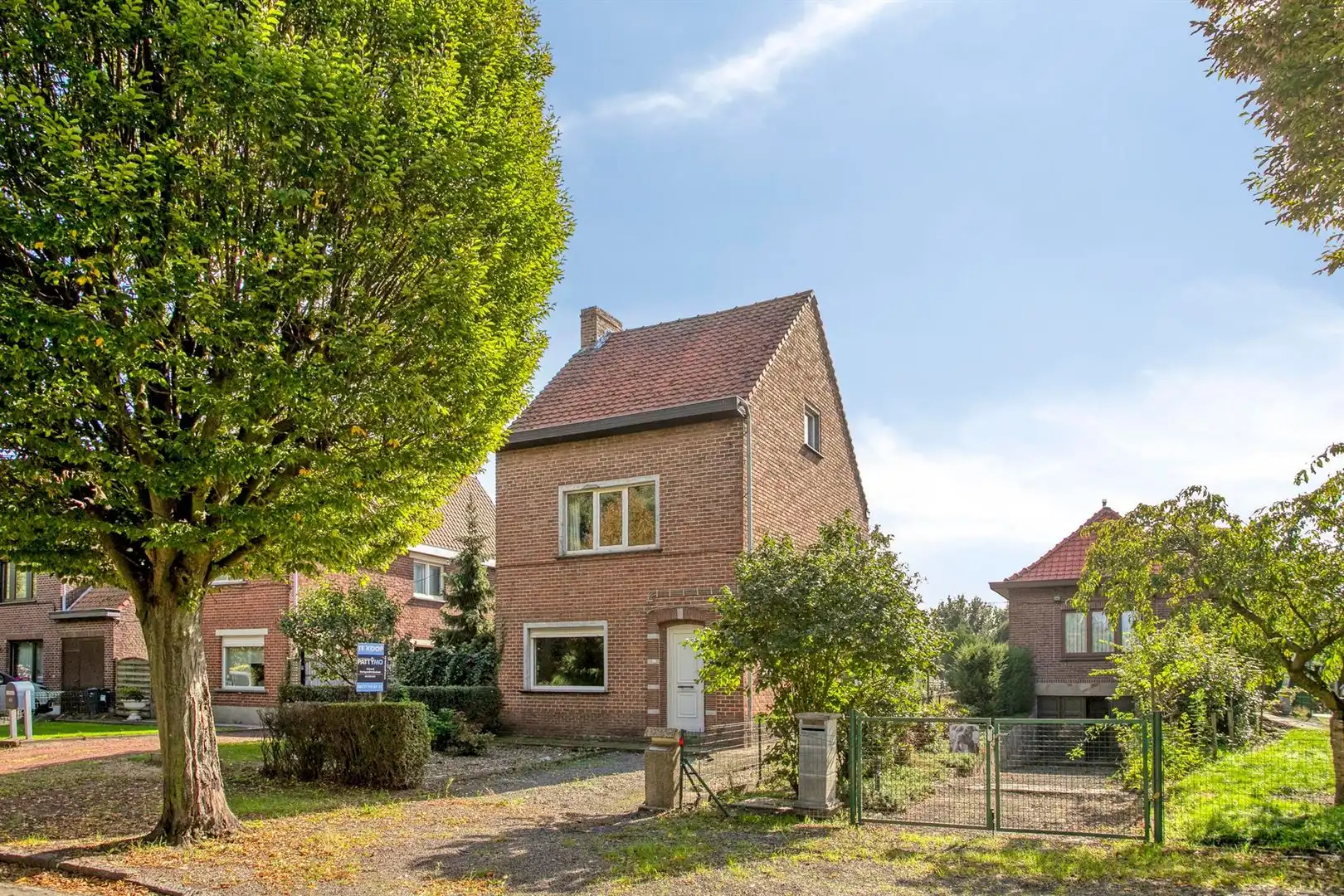 Rustig gelegen, te renoveren open bebouwing met grote zonnige tuin. foto {{pictureIndex}}