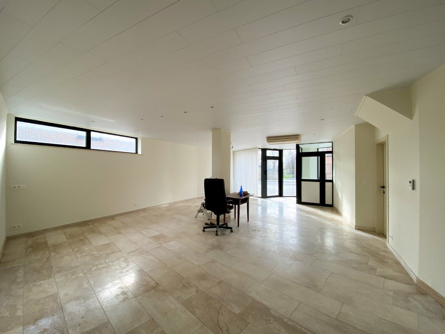 Ruim gelijkvloersappartement met 2 slaapkamers en garage. foto 5