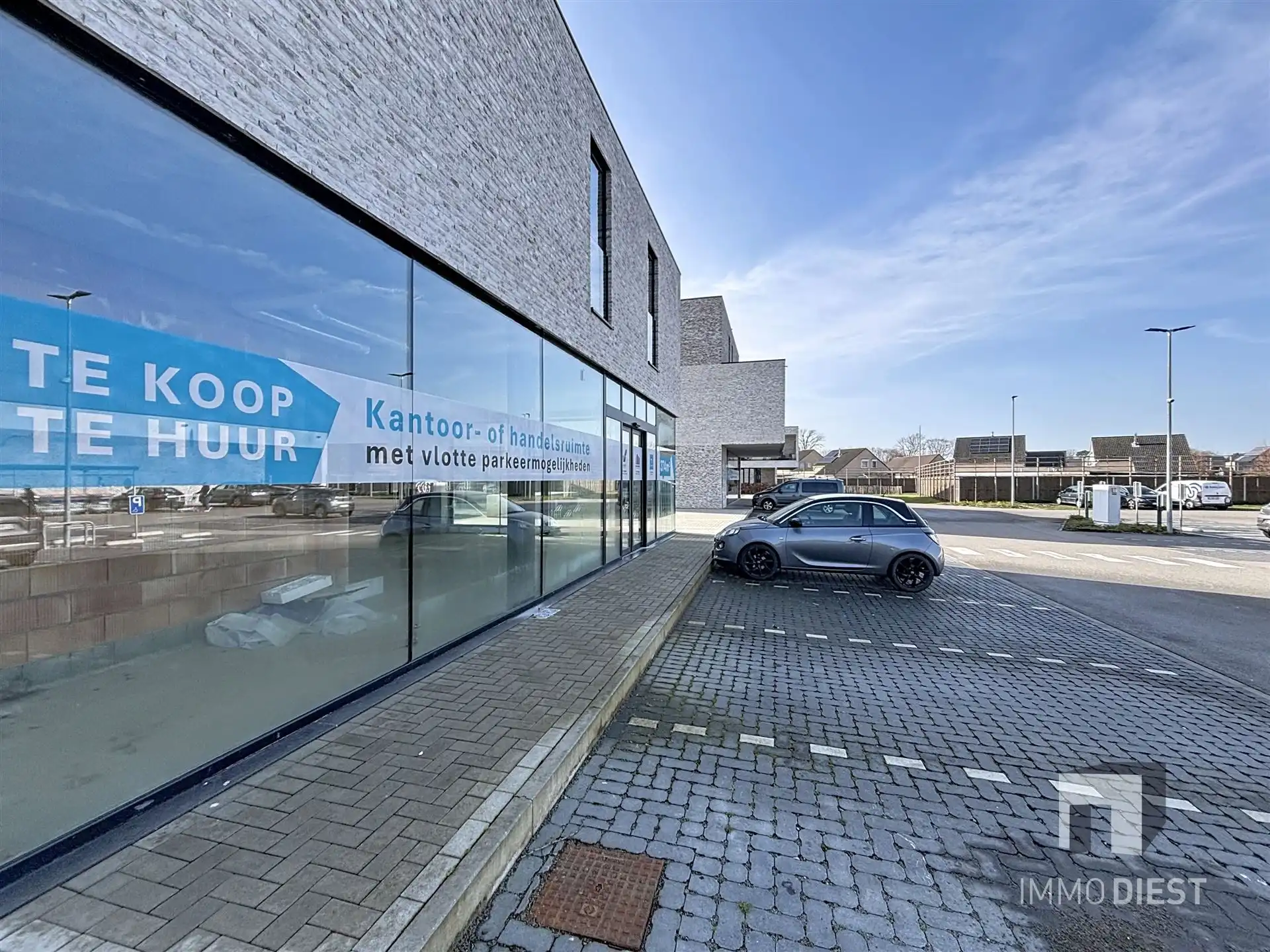 Commercieel Gebouw van 374m2 op toplocatie met parking! foto 20