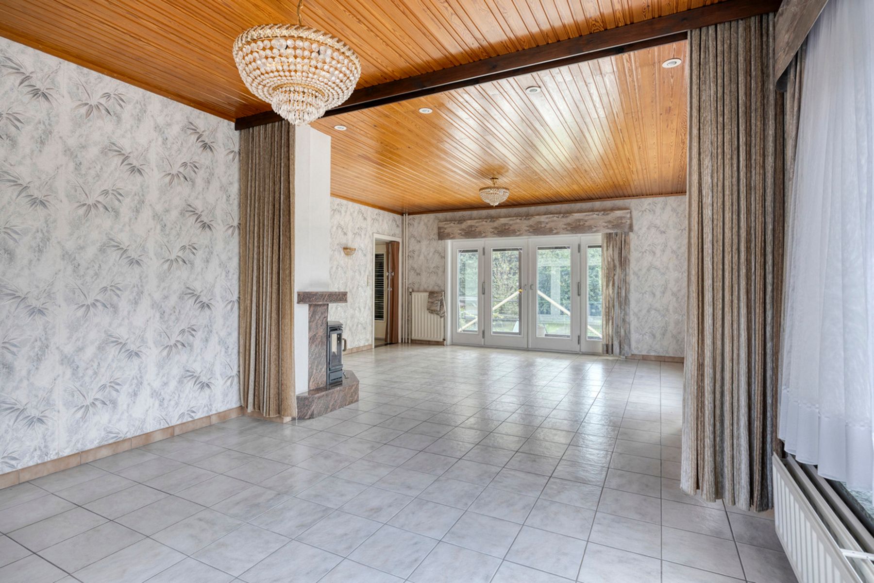 Ruime op te frissen villa met 3 slaapkamers en grote tuin foto 6