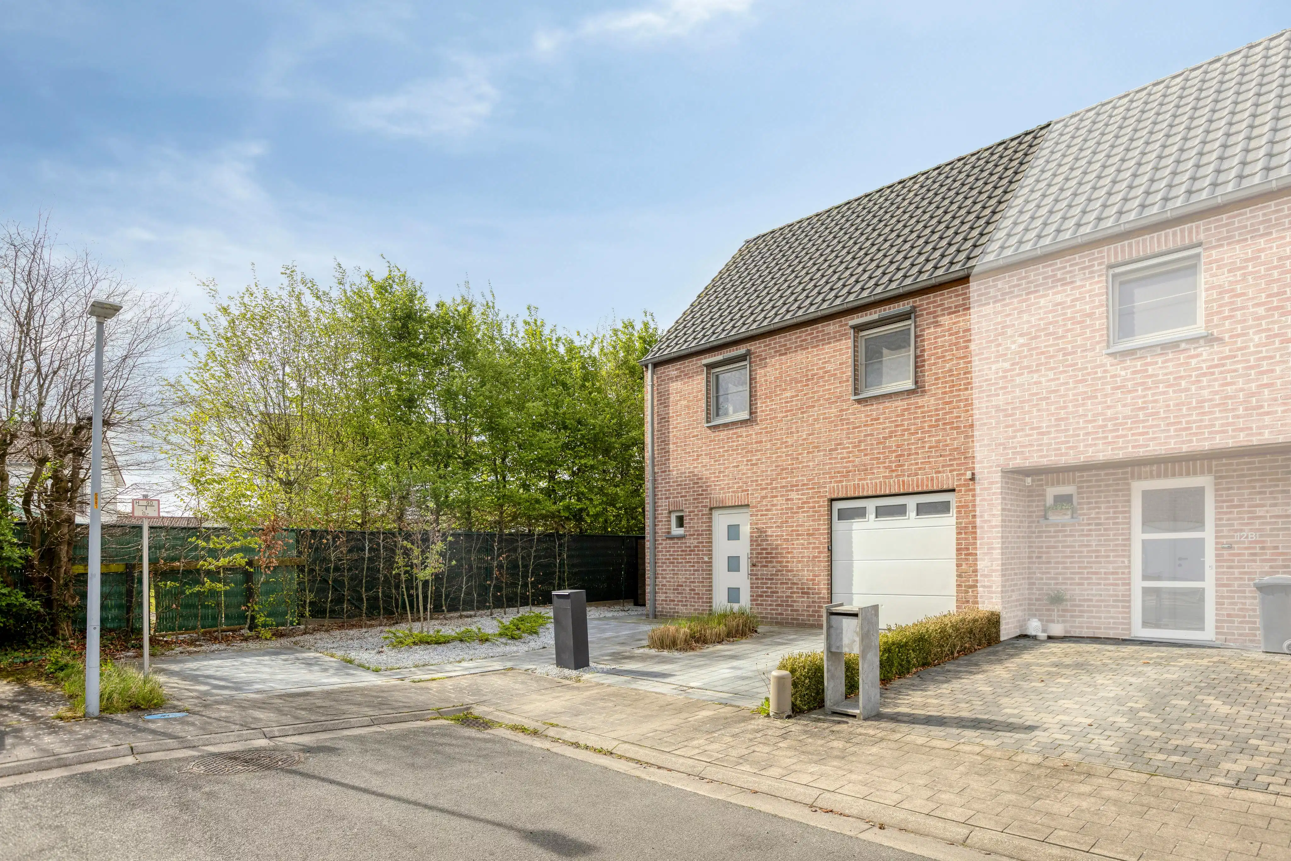 Halfopen huis te koop in Ieper met 3 kamers, garage en tuin foto 3