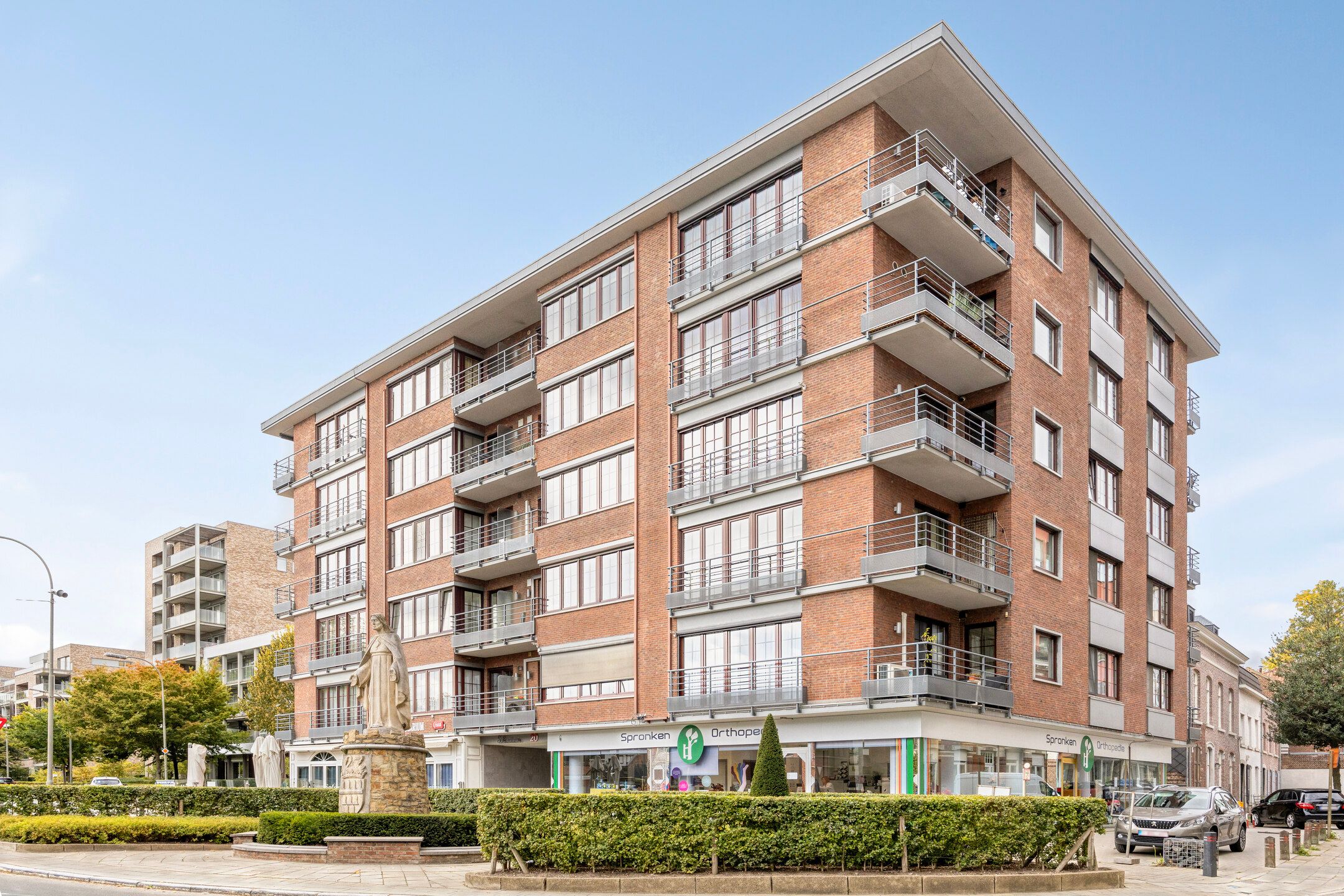 Ruim appartment aan de stadsrand foto 2