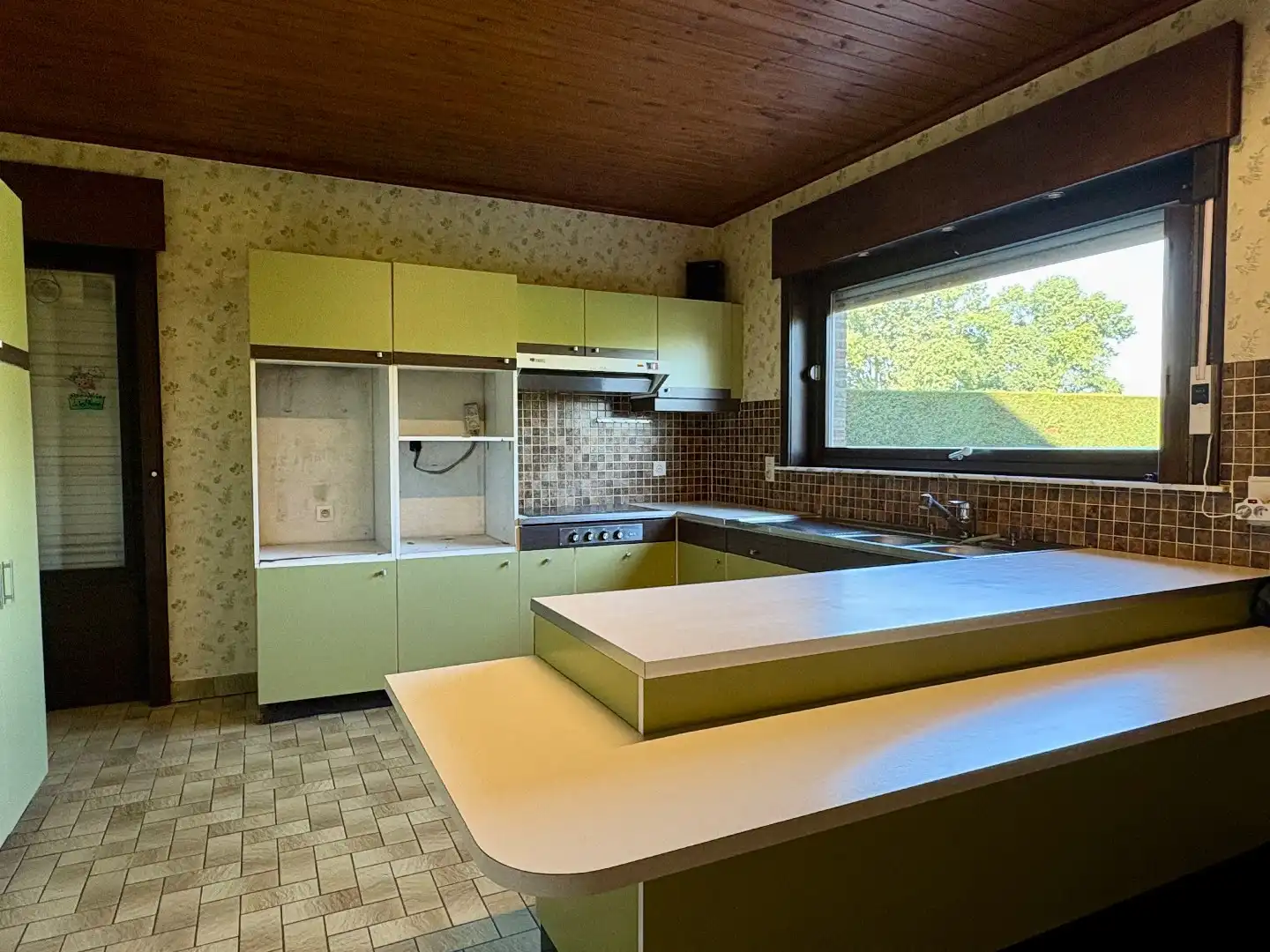 Ruime alleenstaande woning te koop met veel potentieel in Bissegem  foto 4
