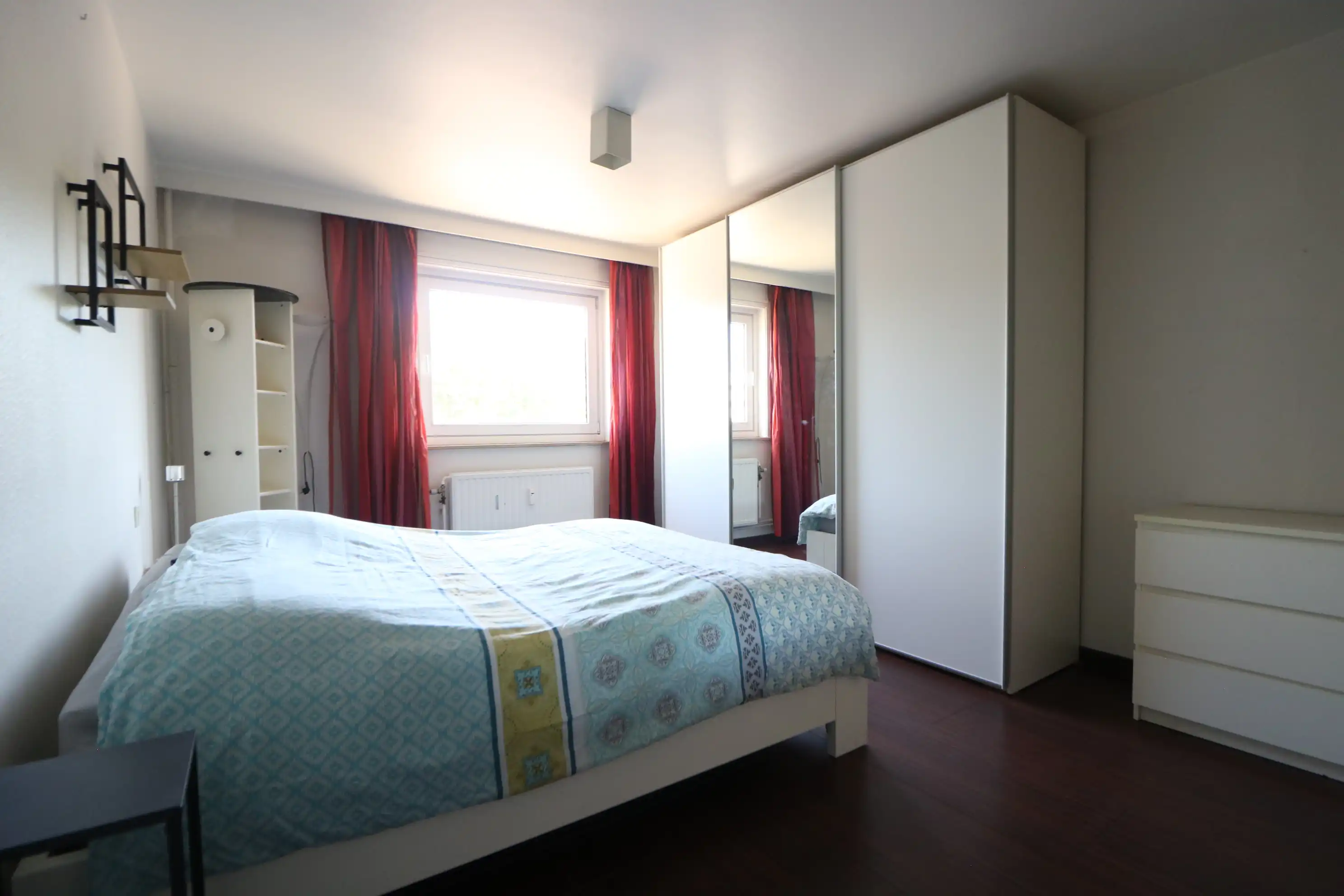 Ruim appartement (102 m²) met 2 slaapkamers en uitzicht op het stationsplein van Blankenberge. foto 5
