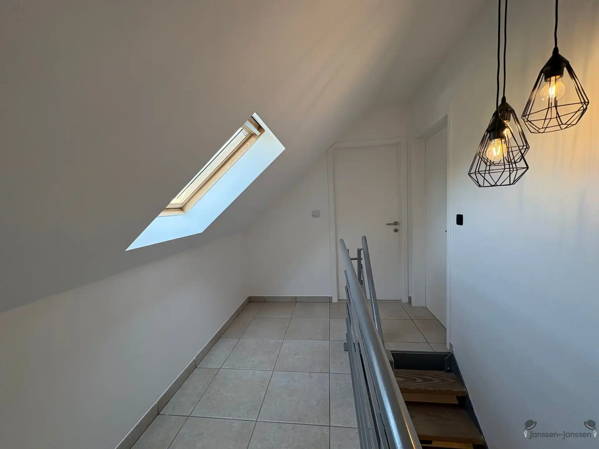 Ruim duplex appartement met terras en ondergrondse staanplaats te huur in Leopoldsburg  foto 15