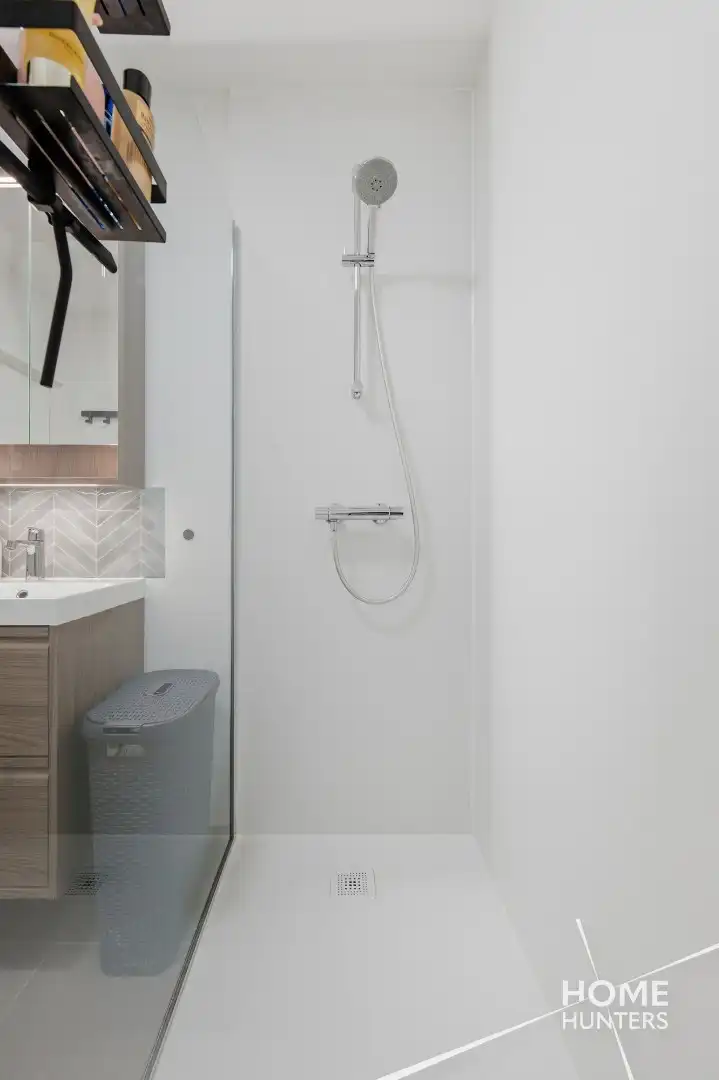 Ruim appartement met twee slaapkamers, een vernieuwde badkamer en 2 unieke terrassen.  foto 16