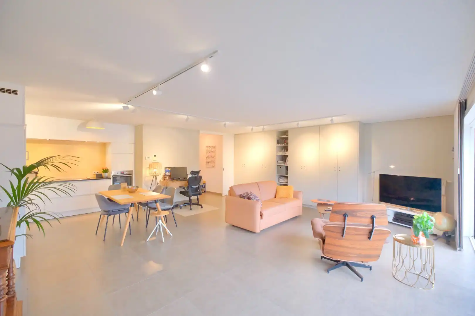 Gelijkvloers app met 2 slaapkamers, ruim terras en garage! foto {{pictureIndex}}