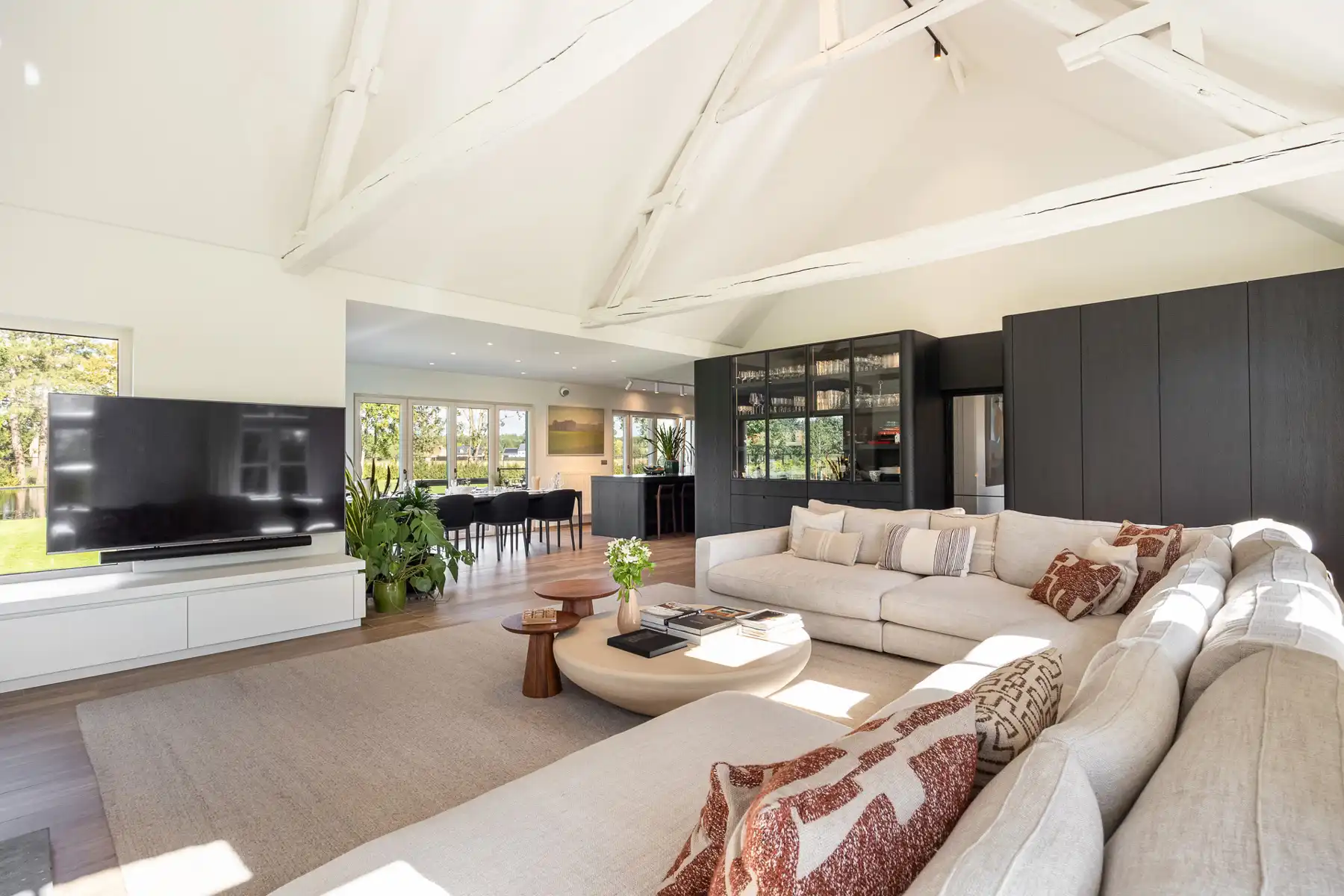 Uitzonderlijk gerenoveerde hoeve op ca. 7480 m² foto 4