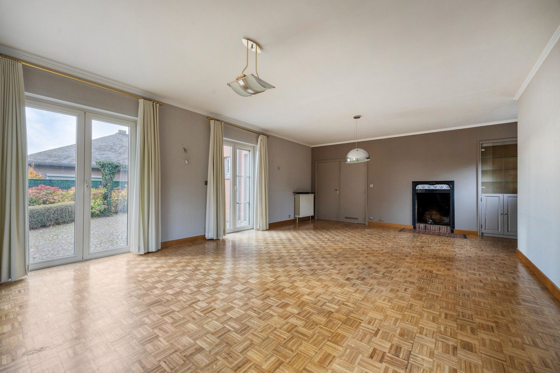 Gezinswoning met 6 slaapkamers op een perceel van 12a foto 6