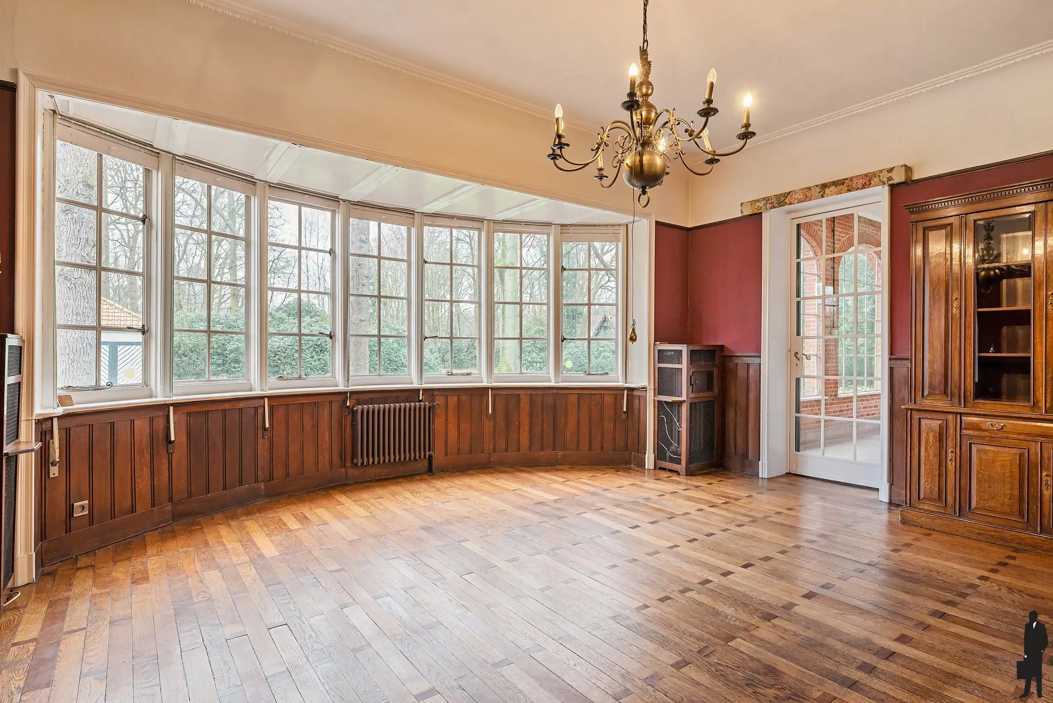 In Vriesdonk, rietgedekte karaktervolle villa met authentieke elementen, prachtige parktuin, hoge plafonds en veel verbouwingspotentieel! &nbsp;Grondoppervlakte &nbsp;is ca. 9127m². foto 7